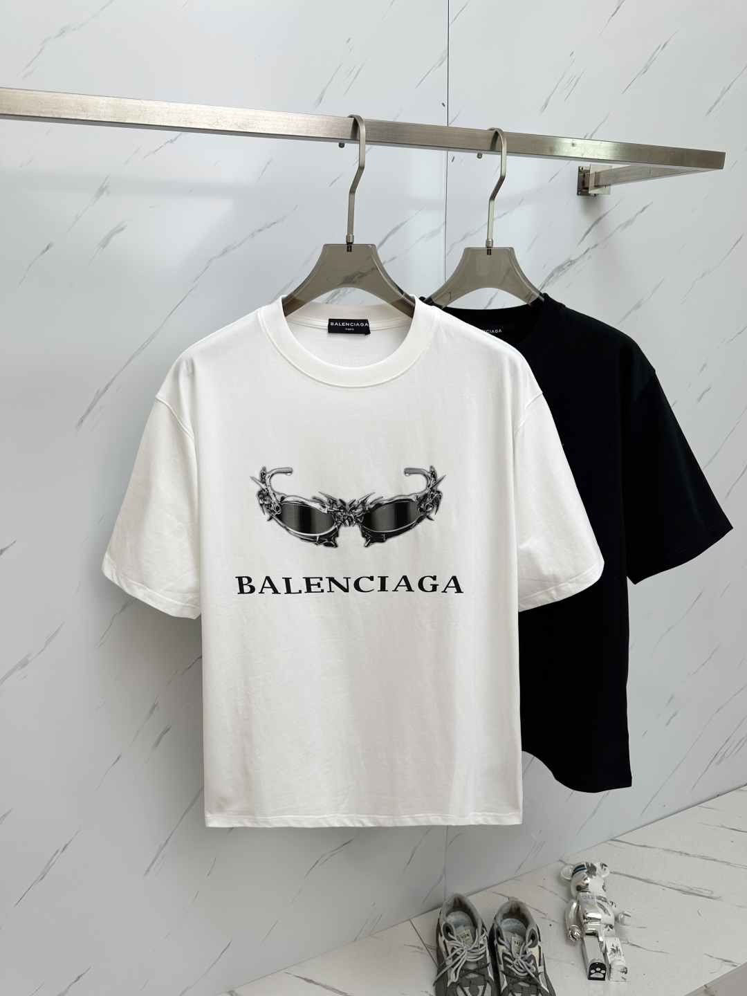 NO:162610,Ba2025 spring and summer new style first-time counter latest short-sleeved round-neck T-shirt, high-end customization, avant-garde and fashionable design!  Brand logo heavy craft design, high-end customized 230g fabric, soft feel, comfortable to wear, exquisite counter-level car line, fine workmanship, invincible and handsome upper body effect!  A must-have item for handsome men!  S-2XL….,,T-shirt,tees,t-shirt,alexander wang19860909Ba2025春夏新款首发专柜最新款短袖圆领T恤 高端订制 设计前卫时尚！品牌logo重工艺设计 高端定制230克面料.手感柔软.穿着舒适.专柜级别精致车线.做工精细.上身效果无敌帅气！型男必备单品！S—2XL….,,T-shirt,tees，t-shirt,alexander wang,Men's clothing