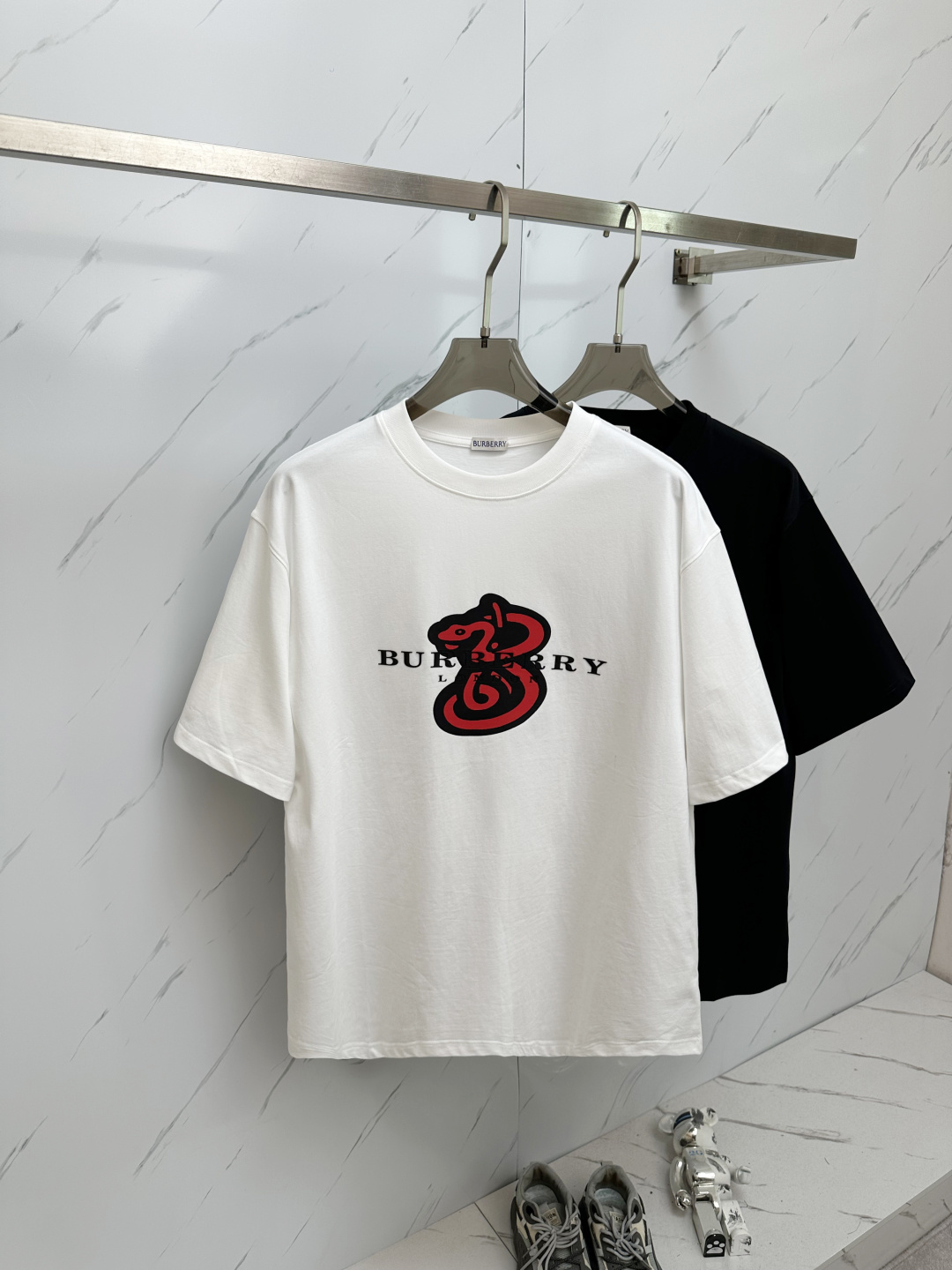 NO:162613,BURB 2025 spring and summer new style first-time counter latest short-sleeved round-neck T-shirt, high-end customization, avant-garde and fashionable design!  Brand logo heavy craft design, high-end customized 230g fabric, soft feel, comfortable to wear, exquisite counter-level car line, fine workmanship, invincible and handsome upper body effect!  A must-have item for handsome men!  S-2XL…., burberry, T-shirt,tees, t-shirt,alexander wang19860909BURB 2025春夏新款首发专柜最新款短袖圆领T恤 高端订制 设计前卫时尚！品牌logo重工艺设计 高端定制230克面料.手感柔软.穿着舒适.专柜级别精致车线.做工精细.上身效果无敌帅气！型男必备单品！S—2XL….,,burberry,T-shirt,tees，t-shirt,alexander wang,Men's clothing