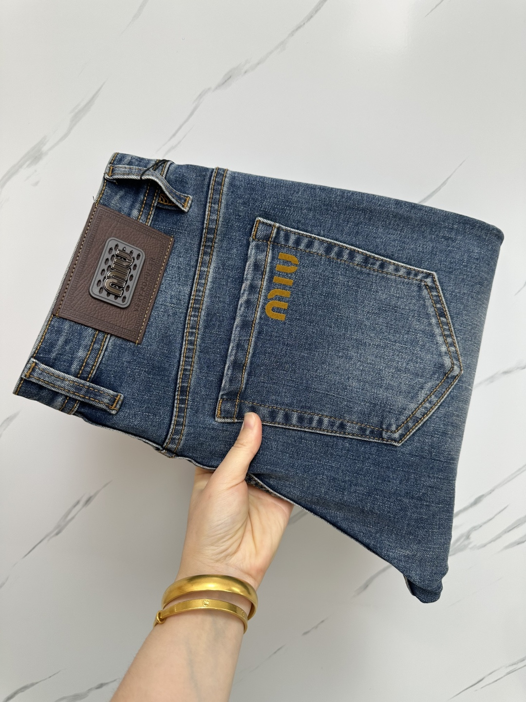 NO:161217,The official website counter is available at the same time. The original single product is a super stylish jeans, customized original washing denim fabric, unique design, top-grade printing craft letter pattern logo, original hardware and auxiliary decoration, extremely superior jeans, the materials and craftsmanship are extremely luxurious and exquisite, the grade is extremely high, the upper body is handsome and stylish, recommended, digits 29-38, jeans, alexander wang19860909官网专柜同步有售,原单狠货,超级有范儿的一款牛仔裤,定制原版水洗牛仔面料,独特设计,顶级印花工艺字母图案logo,原版五金辅料装饰,极为翘楚的一款牛仔裤,用料与工艺都极致奢华精湛,档次极高,上身帅气有型,推荐,码数29—38,,jeans,alexander wang,Men's clothing