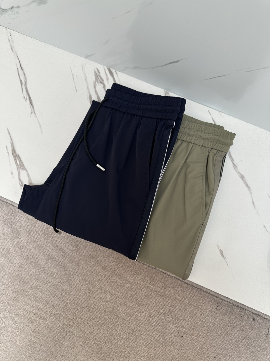 NO:146344,MIUMIU 2025 early spring new style. The imported fabric style is simple and versatile, not picky about people and full of details!  But it doesn't look too high-profile. The upper body is handsome and stylish, and the tone is full of style. The waist workmanship, overall tailoring, the upper body effect are impeccable, and the style is excellent. Whether it is at work or leisure, it can be perfectly controlled. Color black khaki size M-3XL, miumiu, alexander wang19860909MIUMIU 2025早春新款.进口面料款式简约百搭款,不挑人穿,细节感十足！但也不会显得过于高调.上身帅气有型,腔调十足.腰头的做工,整体的剪裁,上身效果都无可挑剔,版型超赞；无论是上班还是休闲,都可以完美驾驭. 颜色黑色 卡其 码数M-3XL,,miumiu,alexander wang,Men's clothing