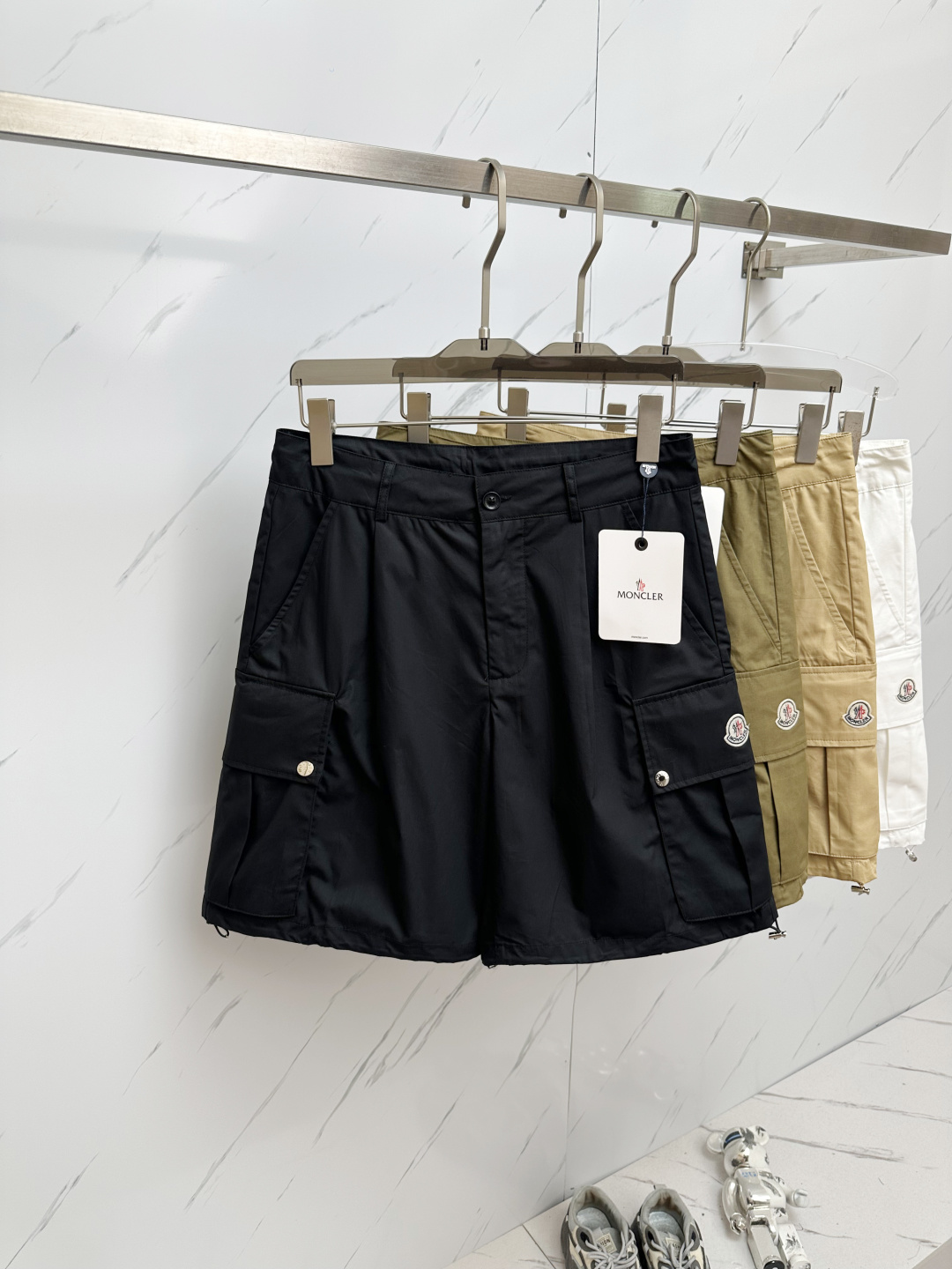 NO:146349,Treasure-grade shorts MONCLE* 25sS first single spring and summer new product, cool and handsome high-end single-piece work shorts, logo label, high-end and fashionable pockets on both sides, imported fabrics are quite spacious and comfortable, original mold-opening custom hardware buttons, customized original fabric The iconic MONCLER logo embroidery on the pocket adds the finishing touch, the classic and unpicked style is so handsome!  The upper body is super cool!  Reduce your age and be handsome!  Three sizes: M-3XL, christian louboutin, Moncler, shorts, alexander wang19860909宝藏级短裤 MONCLE* 蒙口 25sS首单发春夏新品,潇洒帅气的高级单品工装短裤,logo标签 两侧口袋高级时髦,进口面料质感挺阔舒适,原版开模定制五金纽扣,定制原版面料 口袋上标志性MONCLER徽标彰绣平添了点睛之笔 , 经典不挑人版型巨帅 ！上身超飒！ 减龄帅气！三标齐 尺码:M-3XL,,christian louboutin,Moncler,shorts,alexander wang,Men's clothing