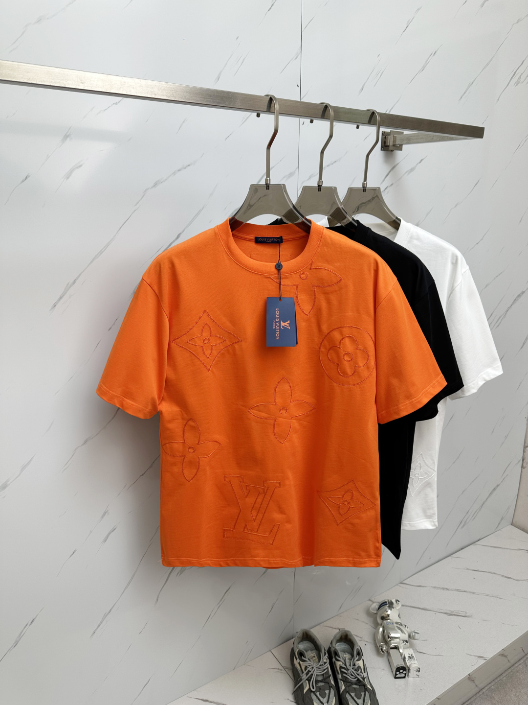 NO:146321,LOEWE 2025ss summer latest product, available at the counter at the same time, original single ruthless goods, fashionable and casual round neck short-sleeved T-shirt, comfortable upper body!  Eye-catching and highlighted, using imported original fabric, top-level 3D digital printing craft letter pattern logo, simple but not lacking in fashion, fashionable and handsome on the upper body, 2 colors recommended, code number S-2XL,,loewe, T-shirt,tees, t-shirt,alexander wang19860909LOEWE 2025ss夏季最新品,专柜同步有售,原单狠货,时尚休闲圆领短袖T恤,上身舒适！吸睛而有亮点,采用进口原版面料,顶级3D数码印花工艺字母图案logo,简单而不失时尚,上身时尚帅气,2色推荐,码数S—2XL,,loewe,T-shirt,tees，t-shirt,alexander wang,Men's clothing