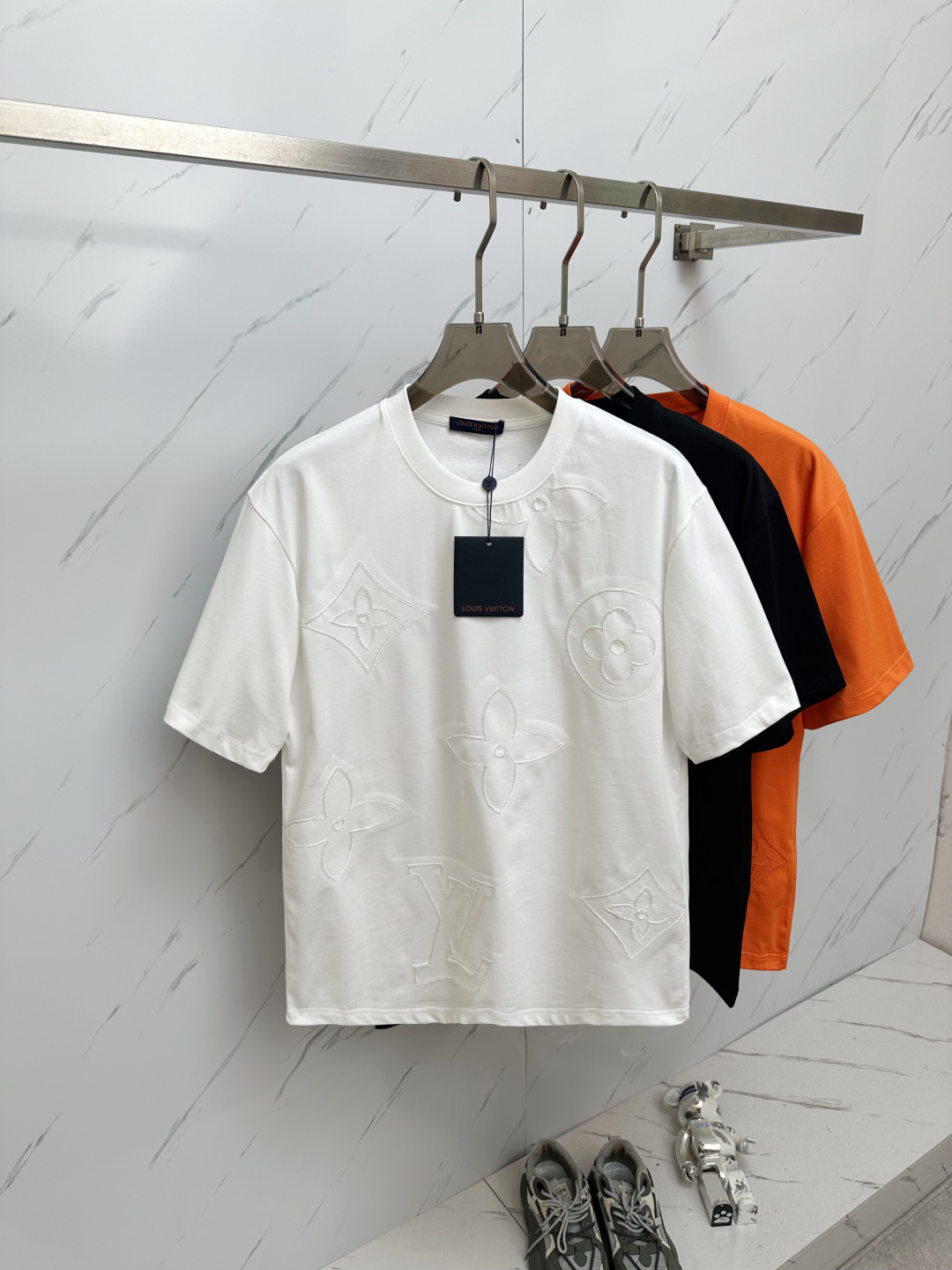 NO:146327,The latest products of LV 2025ss summer, available at the same time as the counter, original singles, fashionable and casual round neck short-sleeved T-shirt, comfortable on the upper body!  Eye-catching and highlighted, using imported original fabric, top-level 3D digital printing craft letter pattern logo, simple but not lacking in fashion, fashionable and handsome upper body, 2 colors recommended, code number S-2XL,,louis vuitton, T-shirt,tees, t-shirt,alexander wang19860909LV 2025ss夏季最新品,专柜同步有售,原单狠货,时尚休闲圆领短袖T恤,上身舒适！吸睛而有亮点,采用进口原版面料,顶级3D数码印花工艺字母图案logo,简单而不失时尚,上身时尚帅气,2色推荐,码数S—2XL,,louis vuitton,T-shirt,tees，t-shirt,alexander wang,Men's clothing