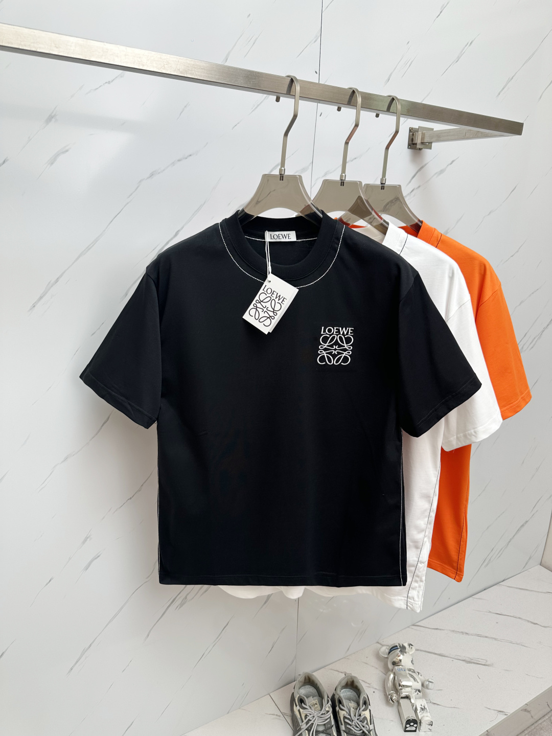 NO:146334,LOEWE 2025ss summer latest product, available at the counter at the same time, original single ruthless goods, fashionable and casual round neck short-sleeved T-shirt, comfortable upper body!  Eye-catching and highlighted, using imported original fabric, top-level 3D digital printing craft letter pattern logo, simple but not lacking in fashion, fashionable and handsome on the upper body, 2 colors recommended, code number S-2XL,,loewe, T-shirt,tees, t-shirt,alexander wang19860909LOEWE 2025ss夏季最新品,专柜同步有售,原单狠货,时尚休闲圆领短袖T恤,上身舒适！吸睛而有亮点,采用进口原版面料,顶级3D数码印花工艺字母图案logo,简单而不失时尚,上身时尚帅气,2色推荐,码数S—2XL,,loewe,T-shirt,tees，t-shirt,alexander wang,Men's clothing