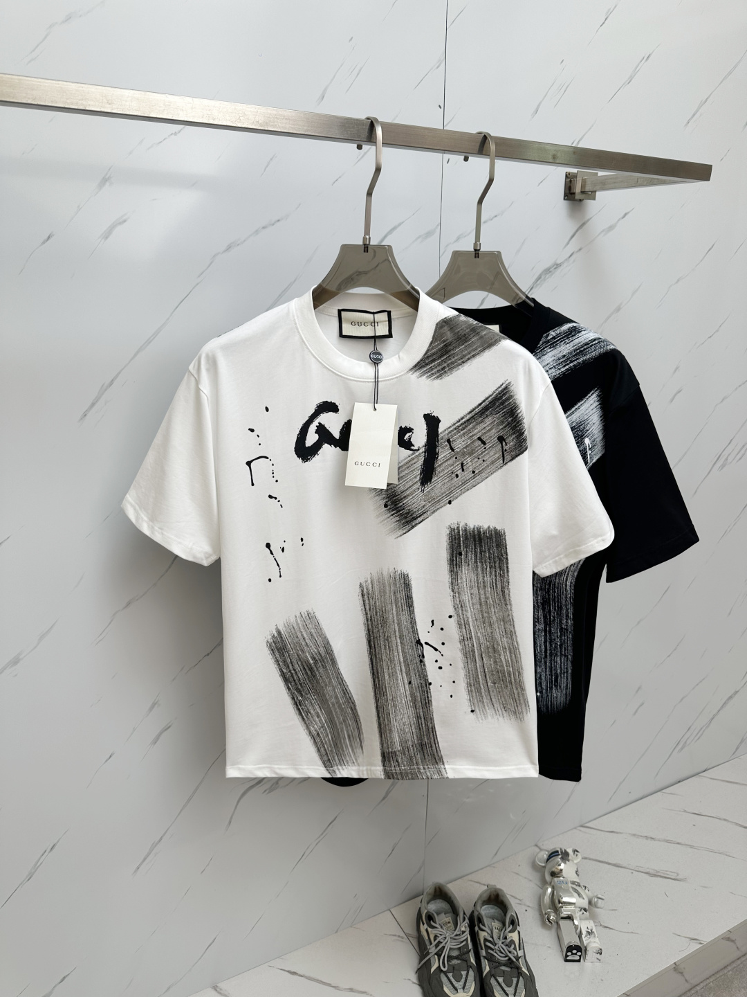 NO:146340,GUCCI 2025ss summer latest product, available at the counter at the same time, original single ruthless goods, fashionable and casual round neck short-sleeved T-shirt, comfortable upper body!  Eye-catching and highlighted, using imported original fabric, top-level 3D digital printing craft letter pattern logo, simple but not lacking in fashion, fashionable and handsome on the upper body, 2 colors recommended, code number S-2XL, gucci, T-shirt,tees, t-shirt,alexander wang19860909GUCCI 2025ss夏季最新品,专柜同步有售,原单狠货,时尚休闲圆领短袖T恤,上身舒适！吸睛而有亮点,采用进口原版面料,顶级3D数码印花工艺字母图案logo,简单而不失时尚,上身时尚帅气,2色推荐,码数S—2XL,,gucci,T-shirt,tees，t-shirt,alexander wang,Men's clothing