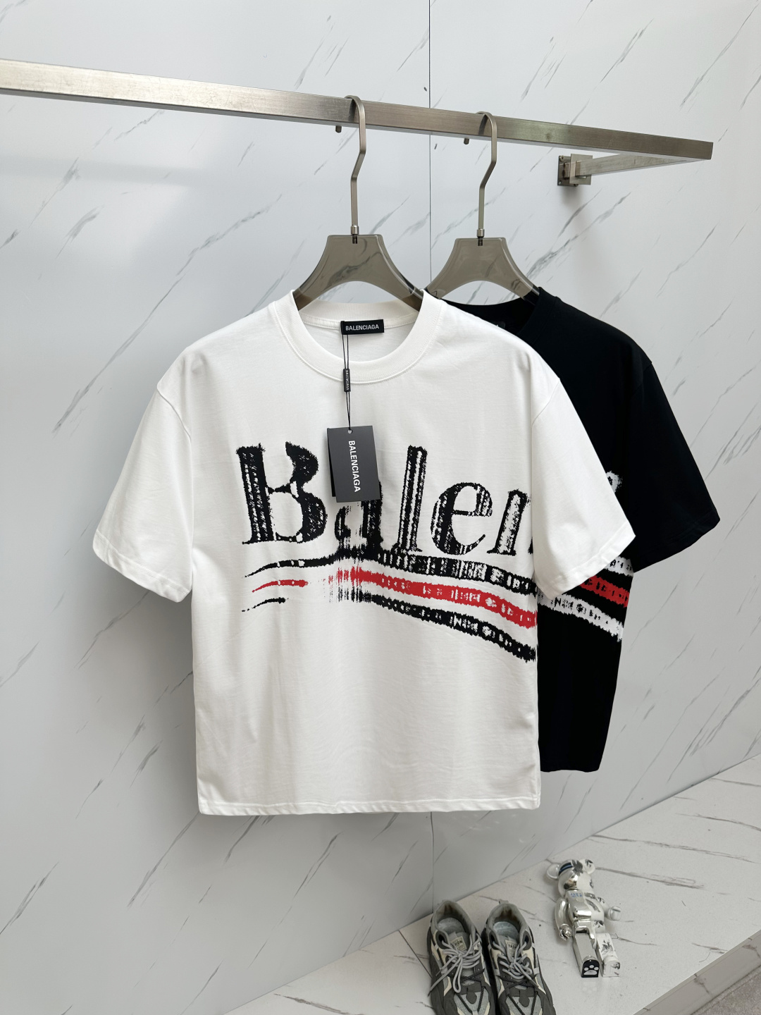 NO:146345,BURB 2025ss summer latest product, available at the same time as the counter, original single ruthless product, fashionable and casual round neck short-sleeved T-shirt, comfortable upper body!  Eye-catching and highlighted, using imported original fabric, top-level 3D digital printing craft letter pattern logo, simple but not lacking in fashion, fashionable and handsome on the upper body, 2 colors recommended, code number S-2XL, burberry, T-shirt, tees, t-shirt, alexander wang19860909BURB 2025ss夏季最新品,专柜同步有售,原单狠货,时尚休闲圆领短袖T恤,上身舒适！吸睛而有亮点,采用进口原版面料,顶级3D数码印花工艺字母图案logo,简单而不失时尚,上身时尚帅气,2色推荐,码数S—2XL,,burberry,T-shirt,tees，t-shirt,alexander wang,Men's clothing