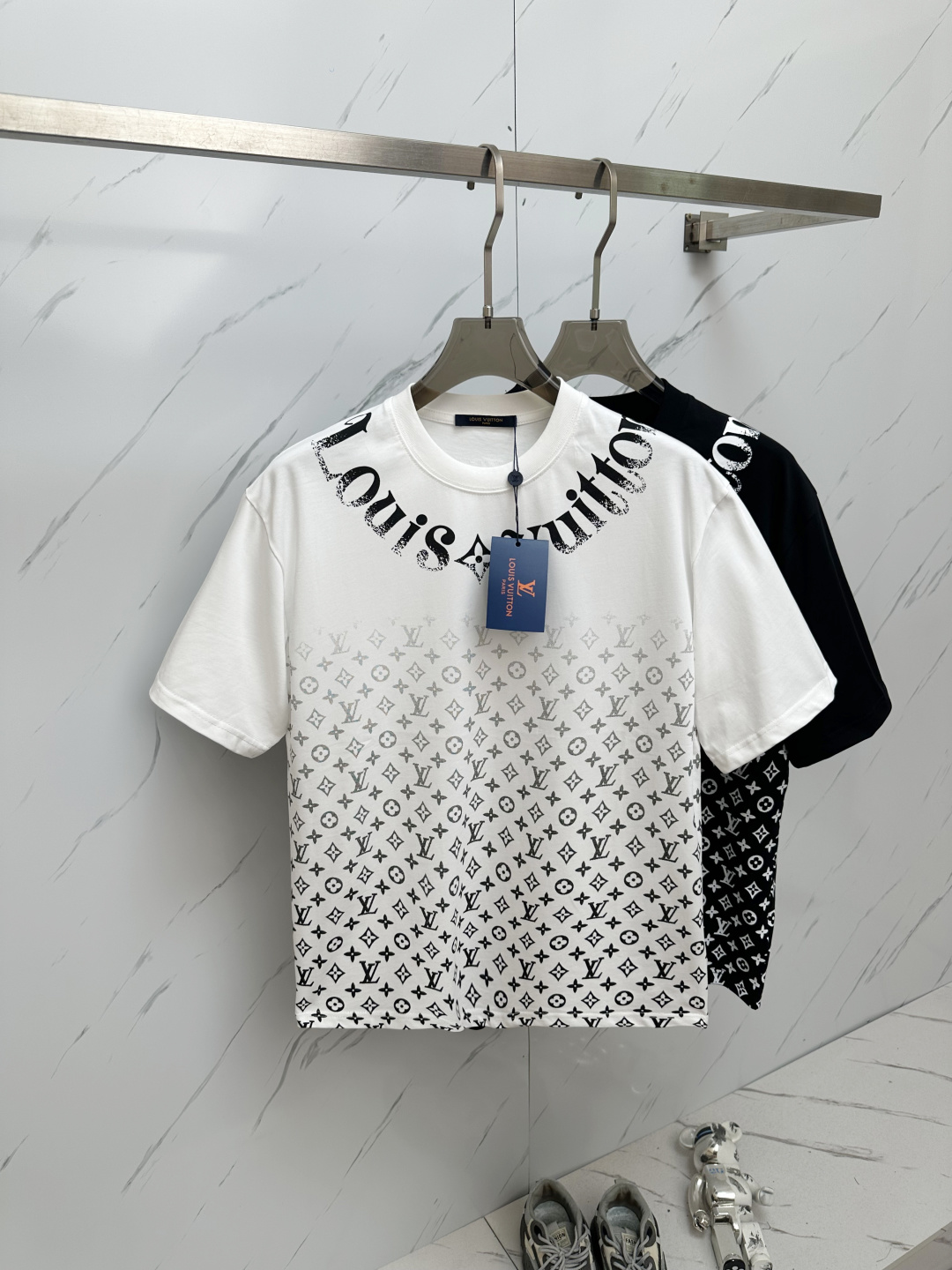 NO:146300,The latest products of Lv 2025ss summer, available at the same time on the counter, original singles, fashionable and casual round neck short-sleeved T-shirt, comfortable on the upper body!  Eye-catching and highlighted, using imported original fabric, top-level 3D digital printing craft letter pattern logo, simple but not lacking in fashion, fashionable and handsome upper body, 2 colors recommended, code number S-2XL,,louis vuitton, T-shirt,tees, t-shirt,alexander wang19860909Lv 2025ss夏季最新品,专柜同步有售,原单狠货,时尚休闲圆领短袖T恤,上身舒适！吸睛而有亮点,采用进口原版面料,顶级3D数码印花工艺字母图案logo,简单而不失时尚,上身时尚帅气,2色推荐,码数S—2XL,,louis vuitton,T-shirt,tees，t-shirt,alexander wang,Men's clothing