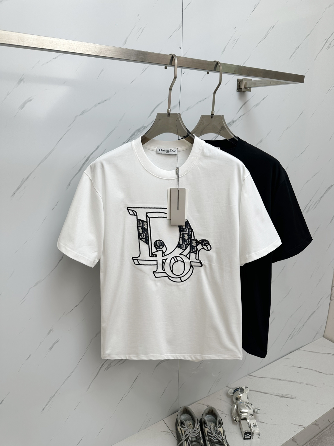 NO:146316,DIOR 2025ss summer latest product, available at the counter at the same time, original single ruthless goods, fashionable and casual round neck short-sleeved T-shirt, comfortable upper body!  Eye-catching and highlighted, using imported original fabric, top-level 3D digital printing craft letter pattern logo, simple but not lacking in fashion, fashionable and handsome on the upper body, 2 colors recommended, code number S-2XL,,dior,T-shirt,tees,t-shirt,alexander wang19860909DIOR 2025ss夏季最新品,专柜同步有售,原单狠货,时尚休闲圆领短袖T恤,上身舒适！吸睛而有亮点,采用进口原版面料,顶级3D数码印花工艺字母图案logo,简单而不失时尚,上身时尚帅气,2色推荐,码数S—2XL,,dior,T-shirt,tees，t-shirt,alexander wang,Men's clothing