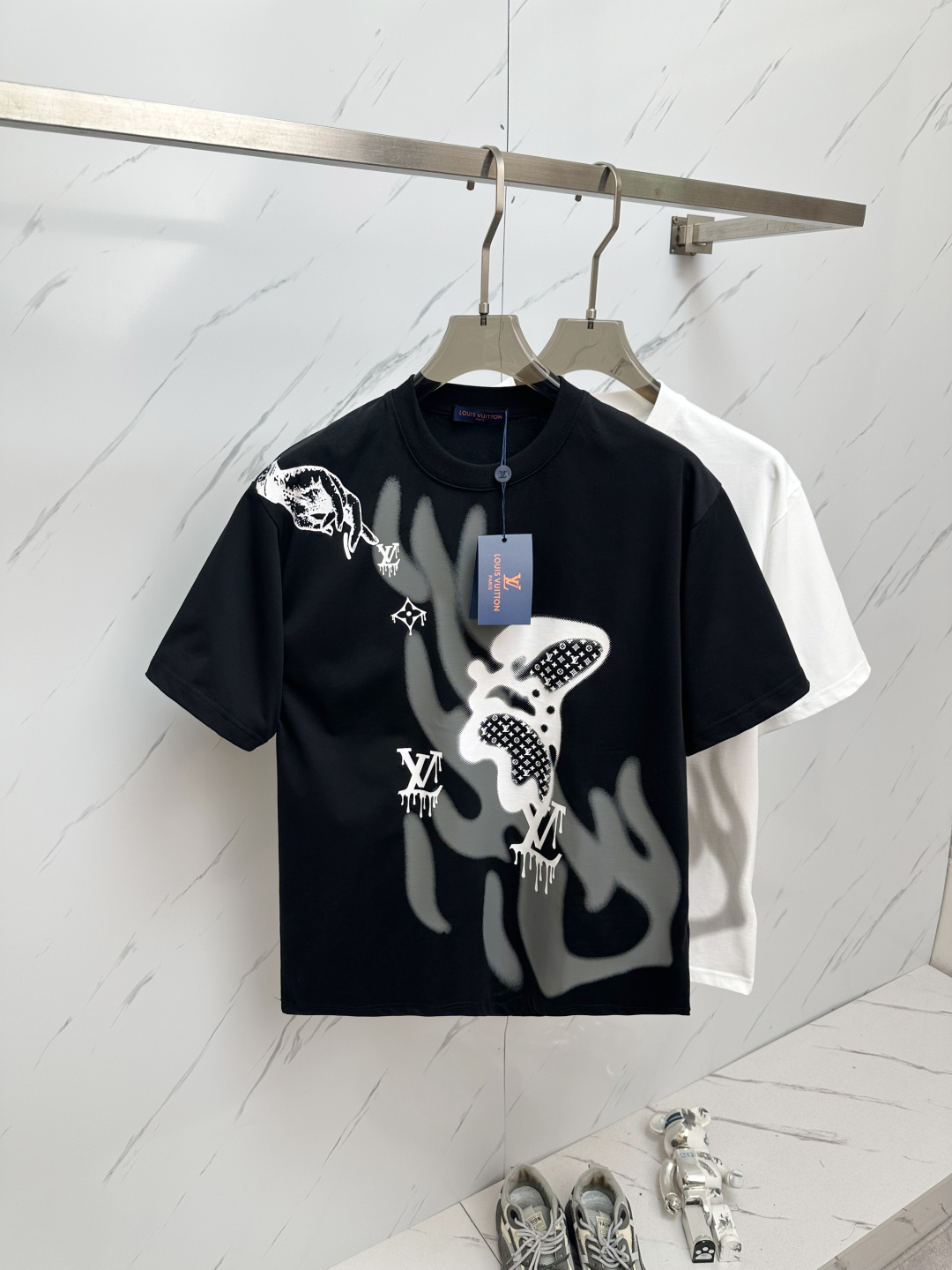 NO:146312,The latest products of Lv 2025ss summer, available at the same time on the counter, original singles, fashionable and casual round neck short-sleeved T-shirt, comfortable on the upper body!  Eye-catching and highlighted, using imported original fabric, top-level 3D digital printing craft letter pattern logo, simple but not lacking in fashion, fashionable and handsome upper body, 2 colors recommended, code number S-2XL,,louis vuitton, T-shirt,tees, t-shirt,alexander wang19860909Lv 2025ss夏季最新品,专柜同步有售,原单狠货,时尚休闲圆领短袖T恤,上身舒适！吸睛而有亮点,采用进口原版面料,顶级3D数码印花工艺字母图案logo,简单而不失时尚,上身时尚帅气,2色推荐,码数S—2XL,,louis vuitton,T-shirt,tees，t-shirt,alexander wang,Men's clothing