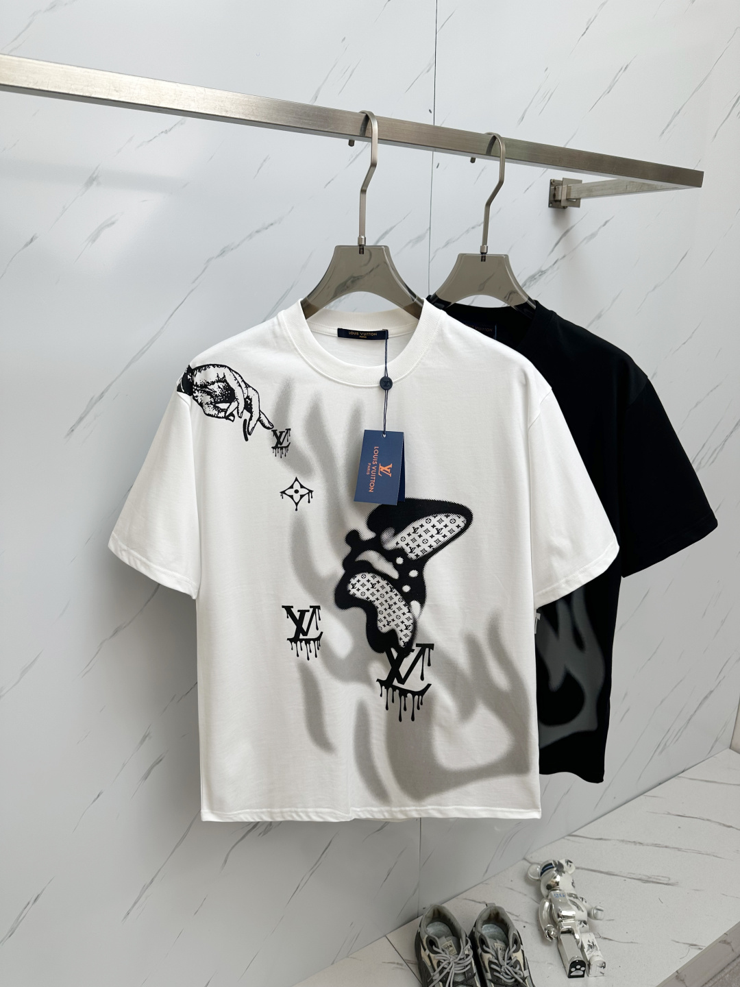 NO:146320,The latest products of Lv 2025ss summer, available at the same time on the counter, original singles, fashionable and casual round neck short-sleeved T-shirt, comfortable on the upper body!  Eye-catching and highlighted, using imported original fabric, top-level 3D digital printing craft letter pattern logo, simple but not lacking in fashion, fashionable and handsome upper body, 2 colors recommended, code number S-2XL,,louis vuitton, T-shirt,tees, t-shirt,alexander wang19860909Lv 2025ss夏季最新品,专柜同步有售,原单狠货,时尚休闲圆领短袖T恤,上身舒适！吸睛而有亮点,采用进口原版面料,顶级3D数码印花工艺字母图案logo,简单而不失时尚,上身时尚帅气,2色推荐,码数S—2XL,,louis vuitton,T-shirt,tees，t-shirt,alexander wang,Men's clothing