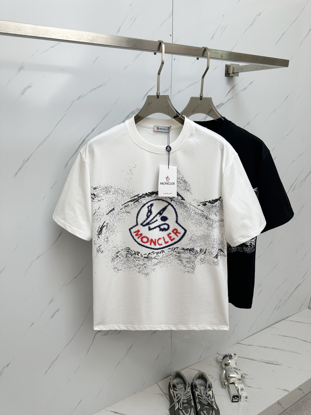 NO:146325,MO 2025ss summer latest product, available at the counter at the same time, original single ruthless goods, fashionable and casual round neck short-sleeved T-shirt, comfortable upper body!  Eye-catching and highlighted, using imported original fabric, top-level 3D digital printing craft letter pattern logo, simple but not lacking in fashion, fashionable and handsome on the upper body, 2 colors recommended, code number S-2XL,, T-shirt,tees, t-shirt,alexander wang19860909MO 2025ss夏季最新品,专柜同步有售,原单狠货,时尚休闲圆领短袖T恤,上身舒适！吸睛而有亮点,采用进口原版面料,顶级3D数码印花工艺字母图案logo,简单而不失时尚,上身时尚帅气,2色推荐,码数S—2XL,,T-shirt,tees，t-shirt,alexander wang,Men's clothing