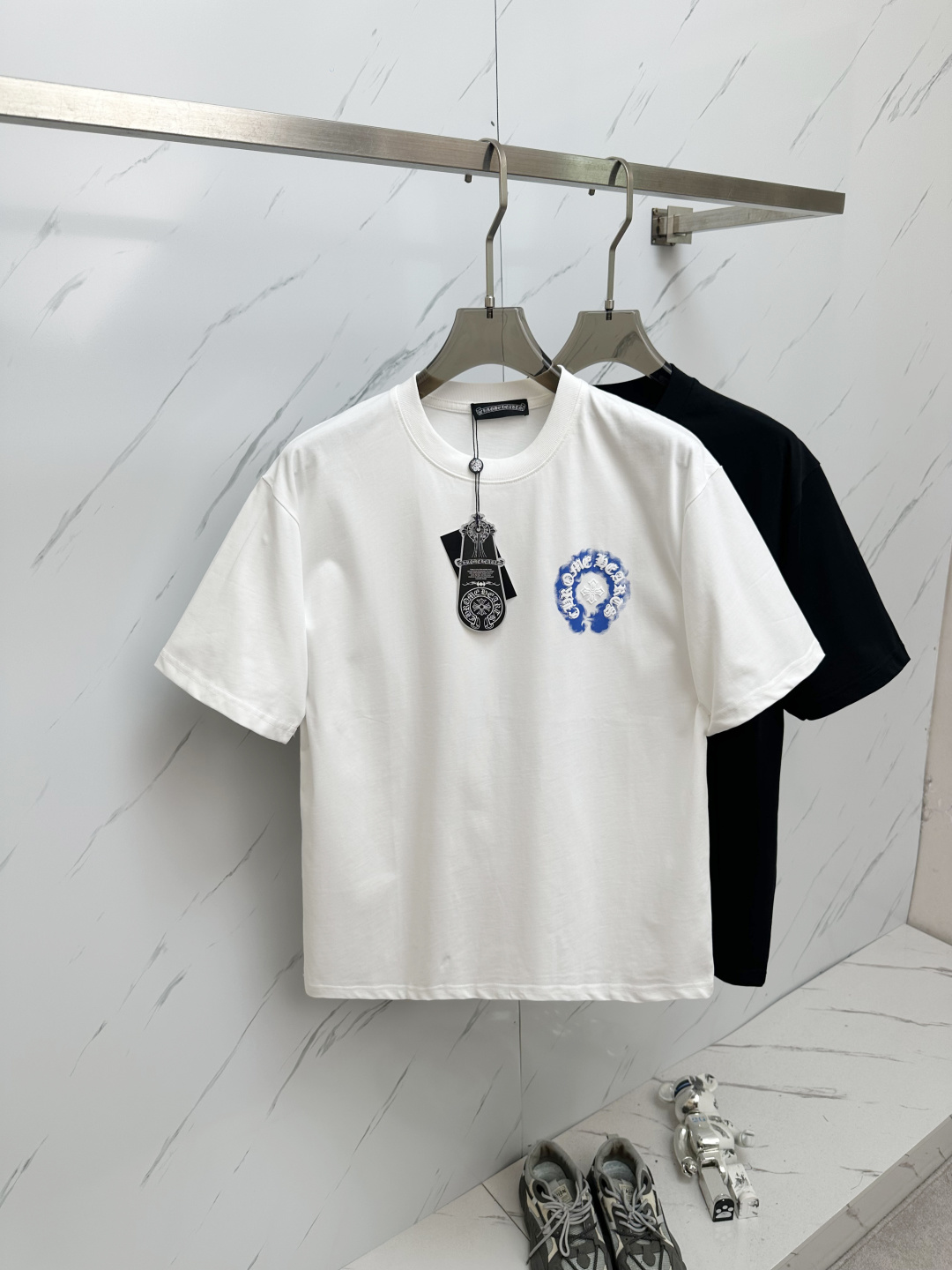 NO:146339,Croxin's latest summer products in 2025ss, available at the same time as the counter, original singles, fashionable and casual round neck short-sleeved T-shirt, comfortable on the upper body!  Eye-catching and highlighted, using imported original fabric, top-level 3D digital printing craft letter pattern logo, simple but not lacking in fashion, fashionable and handsome on the upper body, 2 colors recommended, code number S-2XL,,chrome hearts, T-shirt,tees, t-shirt,alexander wang19860909克罗心 2025ss夏季最新品,专柜同步有售,原单狠货,时尚休闲圆领短袖T恤,上身舒适！吸睛而有亮点,采用进口原版面料,顶级3D数码印花工艺字母图案logo,简单而不失时尚,上身时尚帅气,2色推荐,码数S—2XL,,chrome hearts,T-shirt,tees，t-shirt,alexander wang,Men's clothing