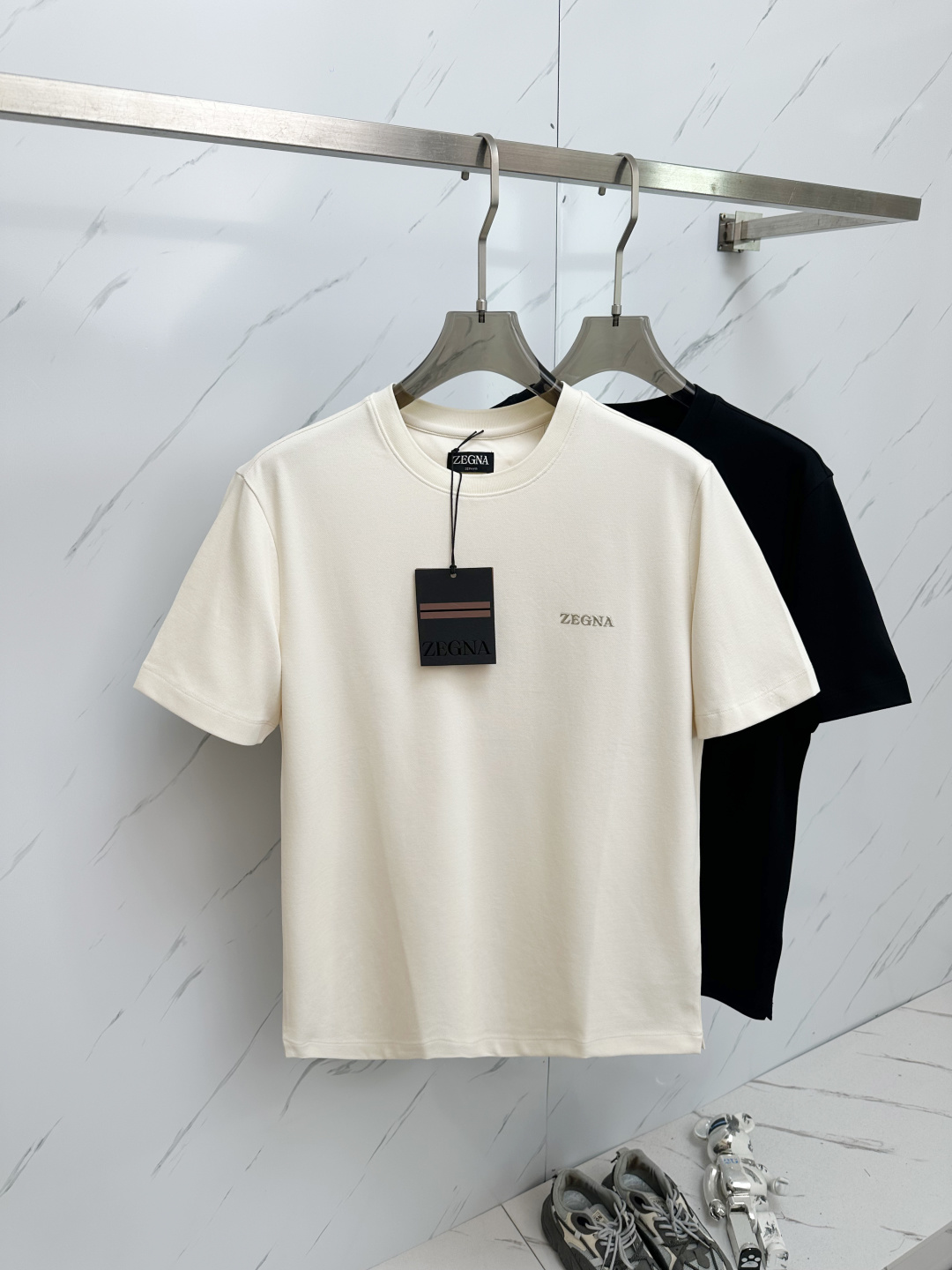 NO:439381,ZEGNA 2025 spring and summer new short-sleeved T-shirt!  Fashionable casual short-sleeved T-shirt with catwalk patterns!  Design logo design!  Very designed and selected customers. It feels soft and skin-friendly, comfortable and breathable, and you can’t picky about it. The real thing will definitely make you love it!  Genderless couples mix styles to open up a new fashion charm!  Differentiate the market version, high-quality custom series!  Size M-3XL, T-shirt,tees,t-shirt,alexander wang19860909ZEGNA 2025春夏新款短袖T恤！走秀图案时尚休闲短袖T恤衫！设计logo设计！极具设计精选客供 手感柔软亲肤,着身舒适透气性都无法挑剔,实物绝对会让你爱不释手！无性别主义的情侣混穿款式,打开全新的时装新韵味！区别市场版本,高定系列！尺码M—3XL,,T-shirt,tees，t-shirt,alexander wang,Men's clothing