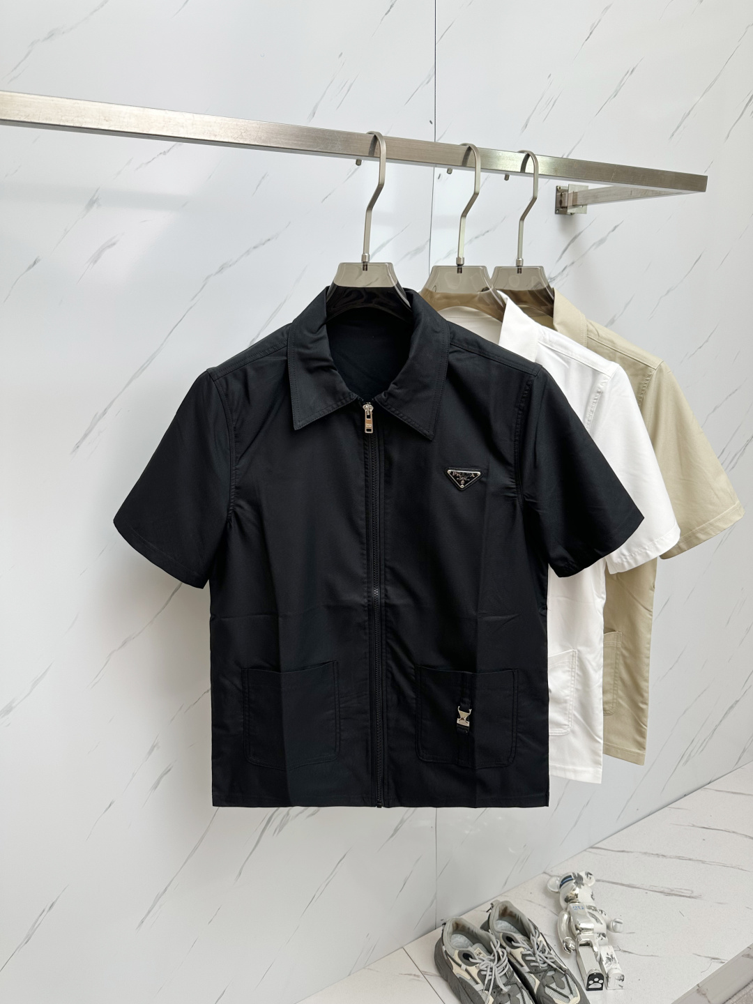 NO:439376,PRADA Pujia 25SS summer new product fashion trendy short-sleeved jacket, versatile body effect. Create an elegant and sporty European and American style, super versatile and super durable spring explosion! Continues the classic hot designs of previous years, quite classic and durable, and its matching performance has been tested by countless people. It is a must-have item for trendy men! Color black white khaki Size: m-3xL,,prada,prada,jackets & coats,T-shirt,alexander wang19860909PRADA 普家25SS夏季新品时尚潮流短袖外套,百搭上身效果.一营造欧美雅致运动风尚,超级百搭超级耐看的绝佳春季炸街!延续了往年的经典爆款设计 相当的经典耐看,其搭配性能更是已经经过无数的人的穿搭考验,潮男必备单品! 颜色黑色 白色 卡其色 尺码:m-3xL,,prada,prada,jackets & coats,T-shirt,alexander wang,Men's clothing