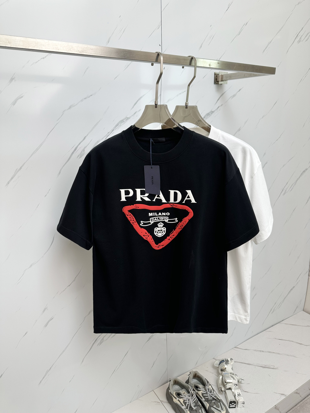 NO:439371,PRADA 2025ss summer latest product, available at the same time as the counter, original single ruthless product, fashionable and casual round neck short-sleeved T-shirt, comfortable upper body!  Eye-catching and highlighted, using imported original fabric, top-grade craft letter pattern logo, simple but not lacking in fashion, fashionable and handsome, 2 colors recommended, code number S-2XL,,prada, T-shirt,tees, t-shirt,alexander wang19860909PRADA 2025ss夏季最新品,专柜同步有售,原单狠货,时尚休闲圆领短袖T恤,上身舒适！吸睛而有亮点,采用进口原版面料,顶级工艺字母图案logo,简单而不失时尚,上身时尚帅气,2色推荐,码数S—2XL,,prada,T-shirt,tees，t-shirt,alexander wang,Men's clothing