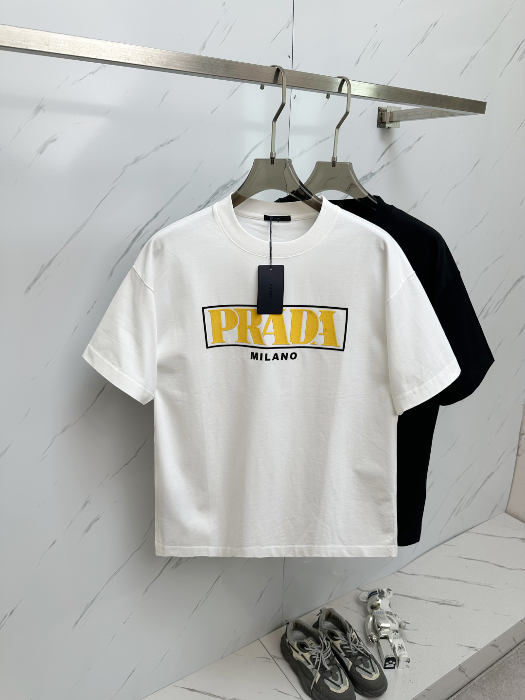 NO:439366,FD 2025ss summer latest product, available at the counter at the same time, original single ruthless goods, fashionable and casual round neck short-sleeved T-shirt, comfortable upper body!  Eye-catching and highlighted, using imported original fabric, top-grade craft letter pattern logo, simple but not losing fashion, fashionable and handsome on the upper body, 2 colors recommended, code number S-2XL,, T-shirt,tees, t-shirt,alexander wang19860909FD 2025ss夏季最新品,专柜同步有售,原单狠货,时尚休闲圆领短袖T恤,上身舒适！吸睛而有亮点,采用进口原版面料,顶级工艺字母图案logo,简单而不失时尚,上身时尚帅气,2色推荐,码数S—2XL,,T-shirt,tees，t-shirt,alexander wang,Men's clothing