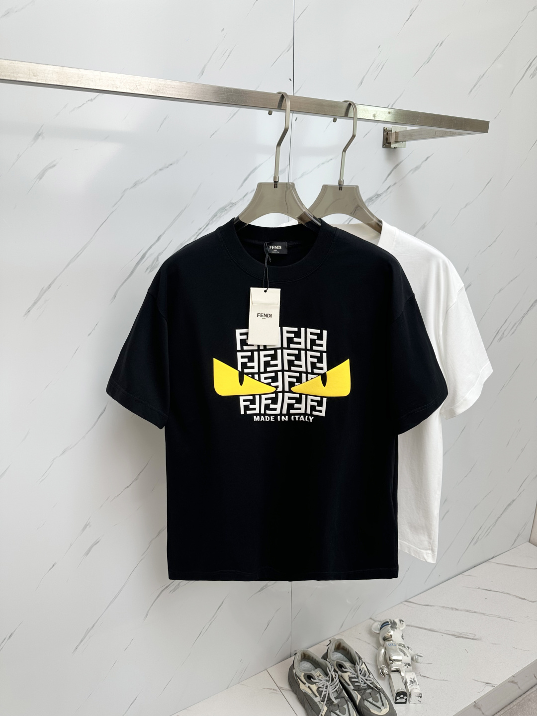 NO:439353,FD 2025ss summer latest product, available at the counter at the same time, original single ruthless goods, fashionable and casual round neck short-sleeved T-shirt, comfortable upper body!  Eye-catching and highlighted, using imported original fabric, top-grade craft letter pattern logo, simple but not losing fashion, fashionable and handsome on the upper body, 2 colors recommended, code number S-2XL,, T-shirt,tees, t-shirt,alexander wang19860909FD 2025ss夏季最新品,专柜同步有售,原单狠货,时尚休闲圆领短袖T恤,上身舒适！吸睛而有亮点,采用进口原版面料,顶级工艺字母图案logo,简单而不失时尚,上身时尚帅气,2色推荐,码数S—2XL,,T-shirt,tees，t-shirt,alexander wang,Men's clothing