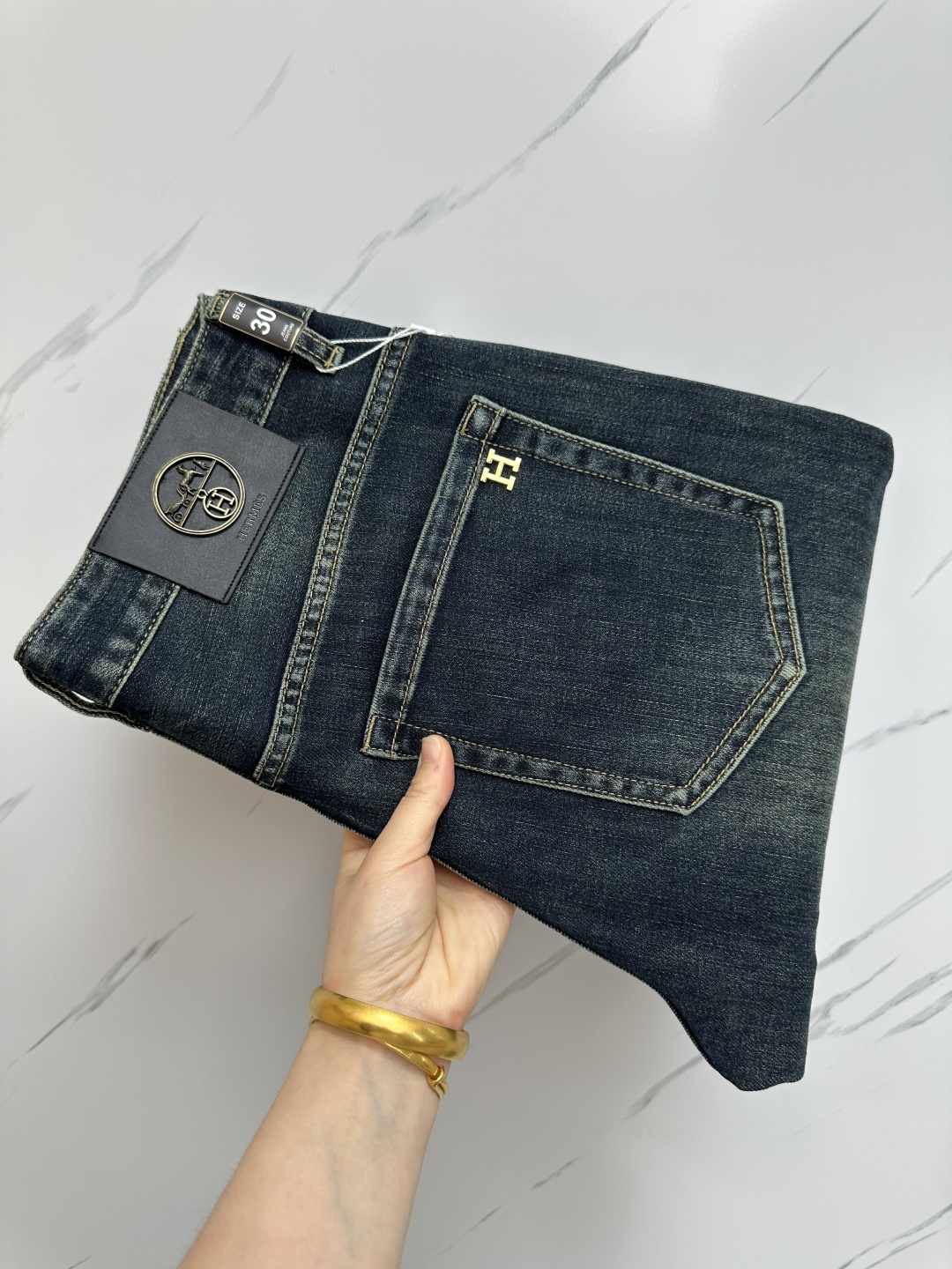 NO:441808,The official website counter is available at the same time, original singles are ruthless, super stylish jeans, customized original washing denim fabric, unique design, top-grade printing craft letter pattern logo, original hardware and auxiliary decoration, extremely superior jeans, the materials and craftsmanship are extremely luxurious and exquisite, extremely high-end, handsome and stylish, recommended size 29-38, jeans, alexander wang19860909官网专柜同步有售,原单狠货,超级有范儿的一款牛仔裤,定制原版水洗牛仔面料,独特设计,顶级印花工艺字母图案logo,原版五金辅料装饰,极为翘楚的一款牛仔裤,用料与工艺都极致奢华精湛,档次极高,上身帅气有型,推荐 码数29—38,,jeans,alexander wang,Men's clothing