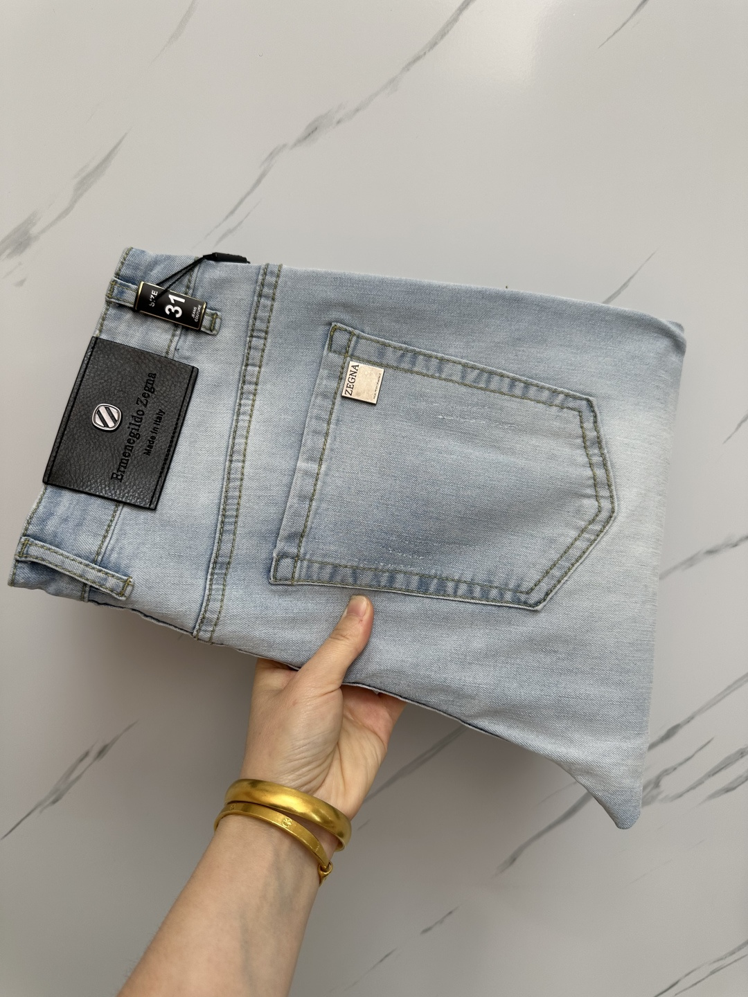 NO:454009,The official website counter is available at the same time, original singles are ruthless, super stylish jeans, customized original washing denim fabric, unique design, top-grade printing craft letter pattern logo, original hardware and auxiliary decoration, extremely superior jeans, the materials and craftsmanship are extremely luxurious and exquisite, extremely high-end, handsome and stylish, recommended size 29-38, jeans, alexander wang19860909官网专柜同步有售,原单狠货,超级有范儿的一款牛仔裤,定制原版水洗牛仔面料,独特设计,顶级印花工艺字母图案logo,原版五金辅料装饰,极为翘楚的一款牛仔裤,用料与工艺都极致奢华精湛,档次极高,上身帅气有型,推荐 码数29—38,,jeans,alexander wang,Men's clothing