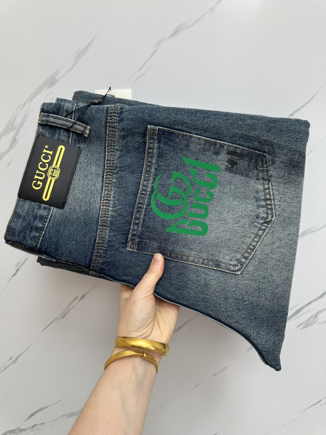 NO:522263,The official website counter is available at the same time, original singles are ruthless, super stylish straight jeans, customized original washing denim fabric, unique design, top-grade printing craft letter pattern logo, original hardware and auxiliary decoration, extremely superior jeans, the materials and craftsmanship are extremely luxurious and exquisite, extremely high-end, handsome and stylish, recommended. Number of 29-38, jeans, alexander wang19860909官网专柜同步有售,原单狠货,超级有范儿的一款直筒牛仔裤,定制原版水洗牛仔面料,独特设计,顶级印花工艺字母图案logo,原版五金辅料装饰,极为翘楚的一款牛仔裤,用料与工艺都极致奢华精湛,档次极高,上身帅气有型,推荐 码数29—38,,jeans,alexander wang,Men's clothing