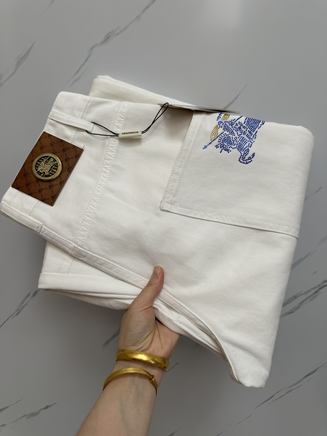 NO:430435,The official website counter is available at the same time, original singles are ruthless, super stylish straight jeans, customized original washing denim fabric, unique design, top-grade printing craft letter pattern logo, original hardware and auxiliary decoration, extremely superior jeans, the materials and craftsmanship are extremely luxurious and exquisite, extremely high-end, handsome and stylish, recommended. Number of 29-38, jeans, alexander wang19860909官网专柜同步有售,原单狠货,超级有范儿的一款直筒牛仔裤,定制原版水洗牛仔面料,独特设计,顶级印花工艺字母图案logo,原版五金辅料装饰,极为翘楚的一款牛仔裤,用料与工艺都极致奢华精湛,档次极高,上身帅气有型,推荐 码数29—38,,jeans,alexander wang,Men's clothing