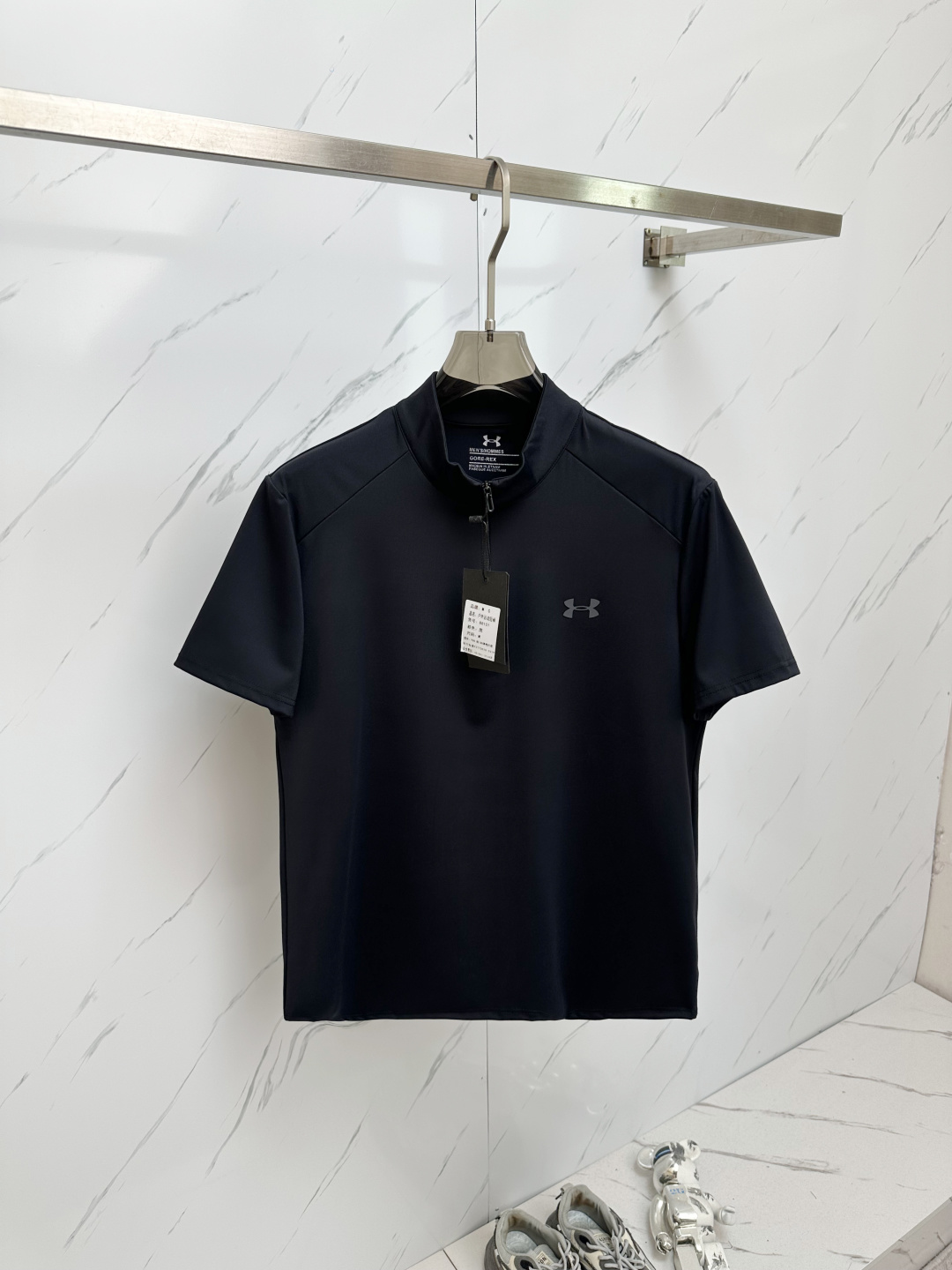 NO:471704,2025 spring and summer new style first-time counter latest model station collar T-shirt, high-end customization, avant-garde and fashionable design!  Brand logo heavy craft design, high-end customized 280g fabric, soft feel, comfortable to wear, exquisite counter-level car line, fine workmanship, invincible and handsome upper body effect!  A must-have item for handsome men!  Color gray. White. Code number M-3XL, tees, t-shirt, alexander wang198609092025春夏新款首发专柜最新款站领T恤 高端订制 设计前卫时尚！品牌logo重工艺设计 高端定制280克面料.手感柔软.穿着舒适.专柜级别精致车线.做工精细.上身效果无敌帅气！型男必备单品！颜色灰色.白色.码数M—3XL,,tees，t-shirt,alexander wang,Men's clothing