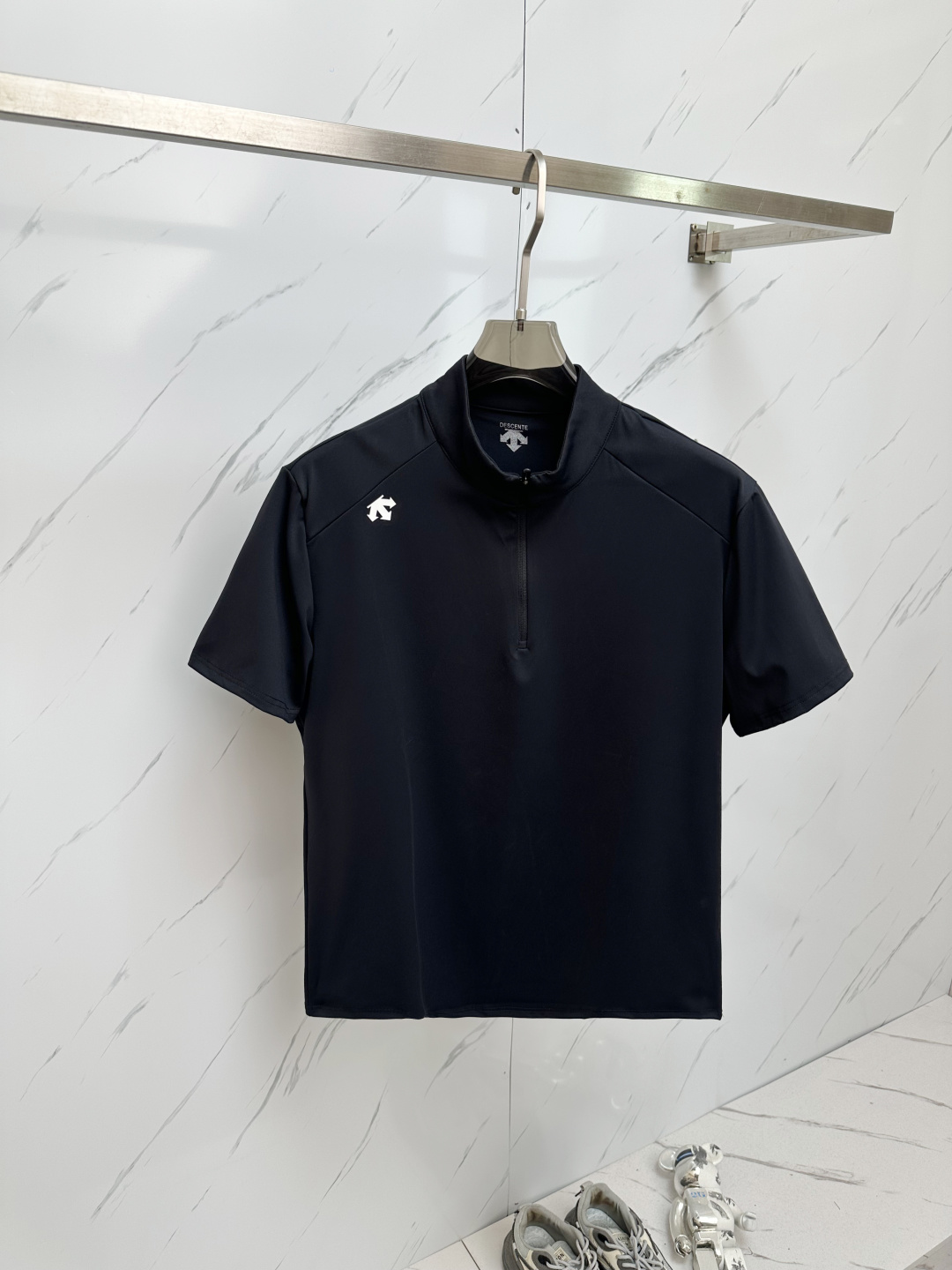 NO:430440,2025 spring and summer new style first-time counter latest model station collar T-shirt, high-end customization, avant-garde and fashionable design!  Brand logo heavy craft design, high-end customized 280g fabric, soft feel, comfortable to wear, exquisite counter-level car line, fine workmanship, invincible and handsome upper body effect!  A must-have item for handsome men!  Color gray. White. Code number M-3XL, tees, t-shirt, alexander wang198609092025春夏新款首发专柜最新款站领T恤 高端订制 设计前卫时尚！品牌logo重工艺设计 高端定制280克面料.手感柔软.穿着舒适.专柜级别精致车线.做工精细.上身效果无敌帅气！型男必备单品！颜色灰色.白色.码数M—3XL,,tees，t-shirt,alexander wang,Men's clothing