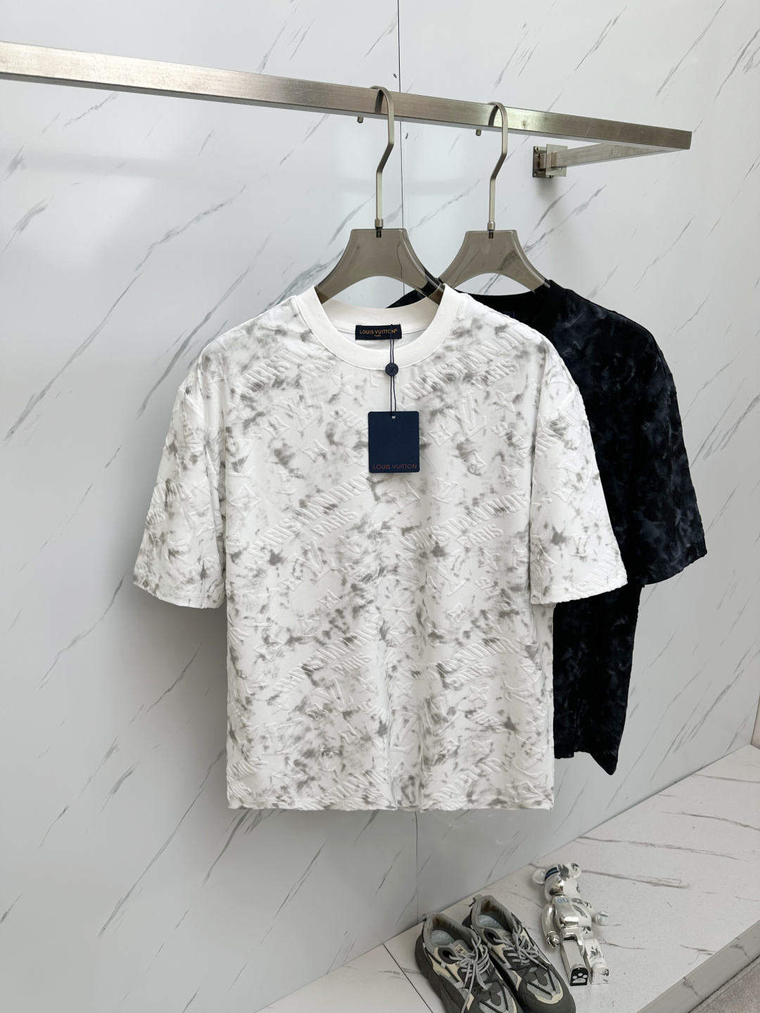 NO:430451,LV 2025 spring and summer new style first-time counter latest short-sleeved round-neck T-shirt, high-end customization, avant-garde and fashionable design!  Brand logo heavy craft design, high-end customized 280g fabric, soft feel, comfortable to wear, exquisite counter-level car line, fine workmanship, invincible and handsome upper body effect!  A must-have item for handsome men!  Color gray. White. Code number M—2XL, louis vuitton, T-shirt,tees, t-shirt,alexander wang19860909LV 2025春夏新款首发专柜最新款短袖圆领T恤 高端订制 设计前卫时尚！品牌logo重工艺设计 高端定制280克面料.手感柔软.穿着舒适.专柜级别精致车线.做工精细.上身效果无敌帅气！型男必备单品！颜色灰色.白色.码数M—2XL,,louis vuitton,T-shirt,tees，t-shirt,alexander wang,Men's clothing