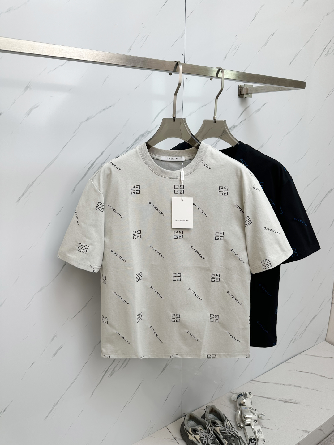 NO:430457,GIV 2025 spring and summer new style first-time counter latest short-sleeved round-neck T-shirt, high-end customization, avant-garde and fashionable design!  Brand logo heavy craft design, high-end customized 280g fabric, soft feel, comfortable to wear, exquisite counter-level car line, fine workmanship, invincible and handsome upper body effect!  A must-have item for handsome men!  Color gray. White. Number of codes M—2XL, T-shirt,tees, t-shirt,alexander wang19860909GIV 2025春夏新款首发专柜最新款短袖圆领T恤 高端订制 设计前卫时尚！品牌logo重工艺设计 高端定制280克面料.手感柔软.穿着舒适.专柜级别精致车线.做工精细.上身效果无敌帅气！型男必备单品！颜色灰色.白色.码数M—2XL,,T-shirt,tees，t-shirt,alexander wang,Men's clothing