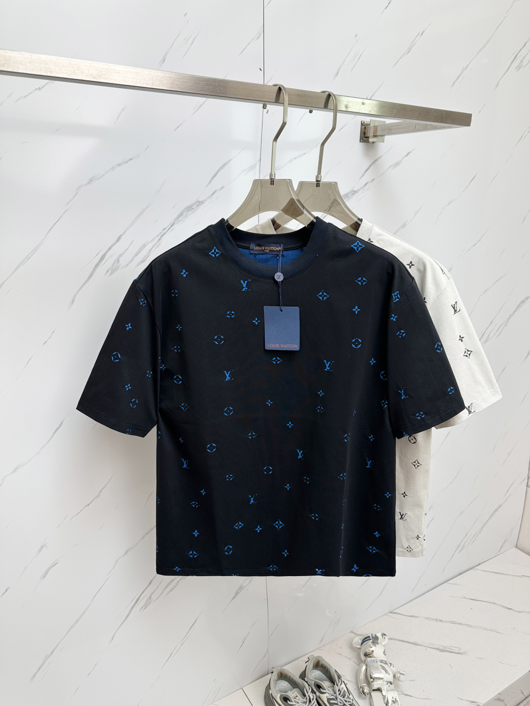 NO:430463,LV 2025 spring and summer new style first-time counter latest short-sleeved round-neck T-shirt, high-end customization, avant-garde and fashionable design!  Brand logo heavy craft design, high-end customized 280g fabric, soft feel, comfortable to wear, exquisite counter-level car line, fine workmanship, invincible and handsome upper body effect!  A must-have item for handsome men!  Color gray. White. Code number M—2XL, louis vuitton, T-shirt,tees, t-shirt,alexander wang19860909LV 2025春夏新款首发专柜最新款短袖圆领T恤 高端订制 设计前卫时尚！品牌logo重工艺设计 高端定制280克面料.手感柔软.穿着舒适.专柜级别精致车线.做工精细.上身效果无敌帅气！型男必备单品！颜色灰色.白色.码数M—2XL,,louis vuitton,T-shirt,tees，t-shirt,alexander wang,Men's clothing