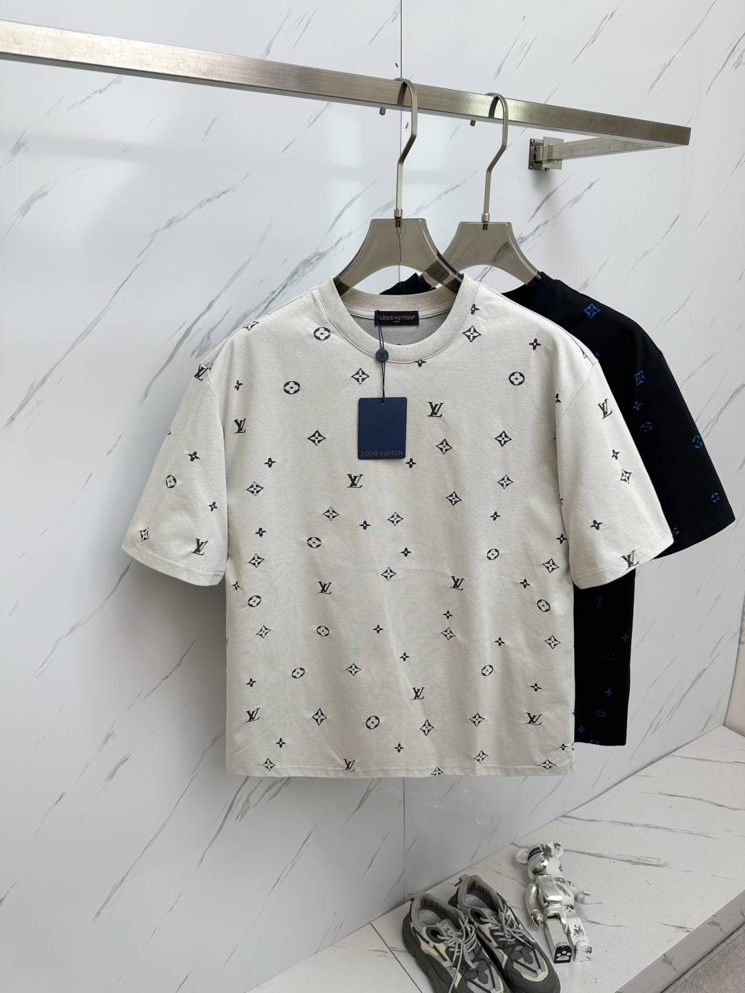 NO:430473,Lv 2025 spring and summer new style first-time counter latest short-sleeved round-neck T-shirt, high-end customization, avant-garde and fashionable design!  Brand logo heavy craft design, high-end customized 280g fabric, soft feel, comfortable to wear, exquisite counter-level car line, fine workmanship, invincible and handsome upper body effect!  A must-have item for handsome men!  Color gray. White. Code number M—2XL, louis vuitton, T-shirt,tees, t-shirt,alexander wang19860909Lv 2025春夏新款首发专柜最新款短袖圆领T恤 高端订制 设计前卫时尚！品牌logo重工艺设计 高端定制280克面料.手感柔软.穿着舒适.专柜级别精致车线.做工精细.上身效果无敌帅气！型男必备单品！颜色灰色.白色.码数M—2XL,,louis vuitton,T-shirt,tees，t-shirt,alexander wang,Men's clothing