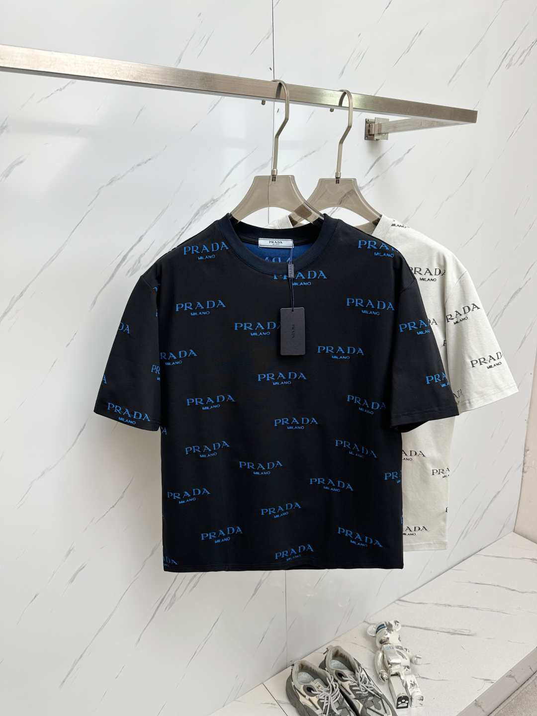 NO:430468,PRADA's new spring and summer new style first-time counter latest short-sleeved round-neck T-shirt, high-end customization, avant-garde and fashionable design!  Brand logo heavy craft design, high-end customized 280g fabric, soft feel, comfortable to wear, exquisite counter-level car line, fine workmanship, invincible and handsome upper body effect!  A must-have item for handsome men!  Color gray. White. Code number M—2XL, prada, T-shirt,tees, t-shirt,alexander wang19860909PRADA 2025春夏新款首发专柜最新款短袖圆领T恤 高端订制 设计前卫时尚！品牌logo重工艺设计 高端定制280克面料.手感柔软.穿着舒适.专柜级别精致车线.做工精细.上身效果无敌帅气！型男必备单品！颜色灰色.白色.码数M—2XL,,prada,T-shirt,tees，t-shirt,alexander wang,Men's clothing