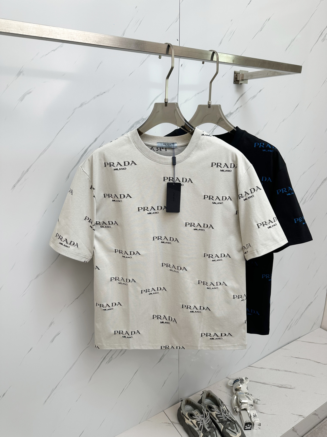 NO:430478,PRADA's new spring and summer new style first-time counter latest short-sleeved round-neck T-shirt, high-end customization, avant-garde and fashionable design!  Brand logo heavy craft design, high-end customized 280g fabric, soft feel, comfortable to wear, exquisite counter-level car line, fine workmanship, invincible and handsome upper body effect!  A must-have item for handsome men!  Color gray. White. Code number M—2XL, prada, T-shirt,tees, t-shirt,alexander wang19860909PRADA 2025春夏新款首发专柜最新款短袖圆领T恤 高端订制 设计前卫时尚！品牌logo重工艺设计 高端定制280克面料.手感柔软.穿着舒适.专柜级别精致车线.做工精细.上身效果无敌帅气！型男必备单品！颜色灰色.白色.码数M—2XL,,prada,T-shirt,tees，t-shirt,alexander wang,Men's clothing