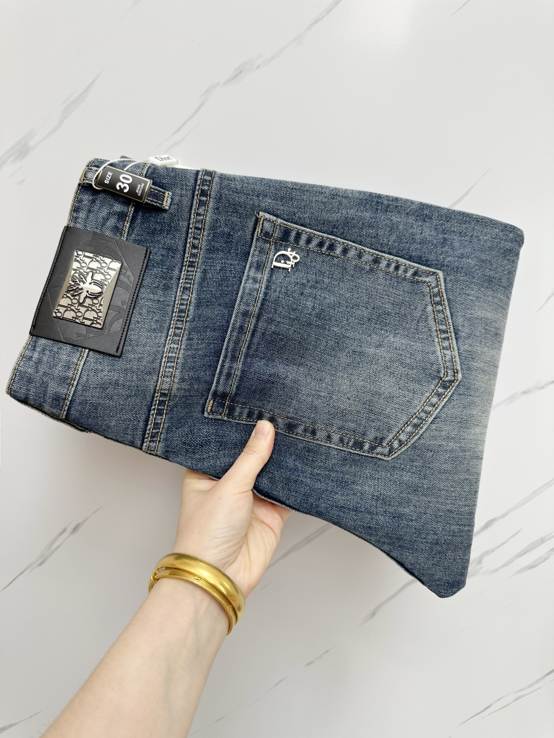 NO:156365,The official website counter is available at the same time, original singles are ruthless, super stylish straight jeans, customized original washing denim fabric, unique design, top-grade printing craft letter pattern logo, original hardware and auxiliary decoration, extremely superior jeans, the materials and craftsmanship are extremely luxurious and exquisite, extremely high-end, handsome and stylish, recommended. Number of 29-38, jeans, alexander wang19860909官网专柜同步有售,原单狠货,超级有范儿的一款直筒牛仔裤,定制原版水洗牛仔面料,独特设计,顶级印花工艺字母图案logo,原版五金辅料装饰,极为翘楚的一款牛仔裤,用料与工艺都极致奢华精湛,档次极高,上身帅气有型,推荐 码数29—38,,jeans,alexander wang,Men's clothing