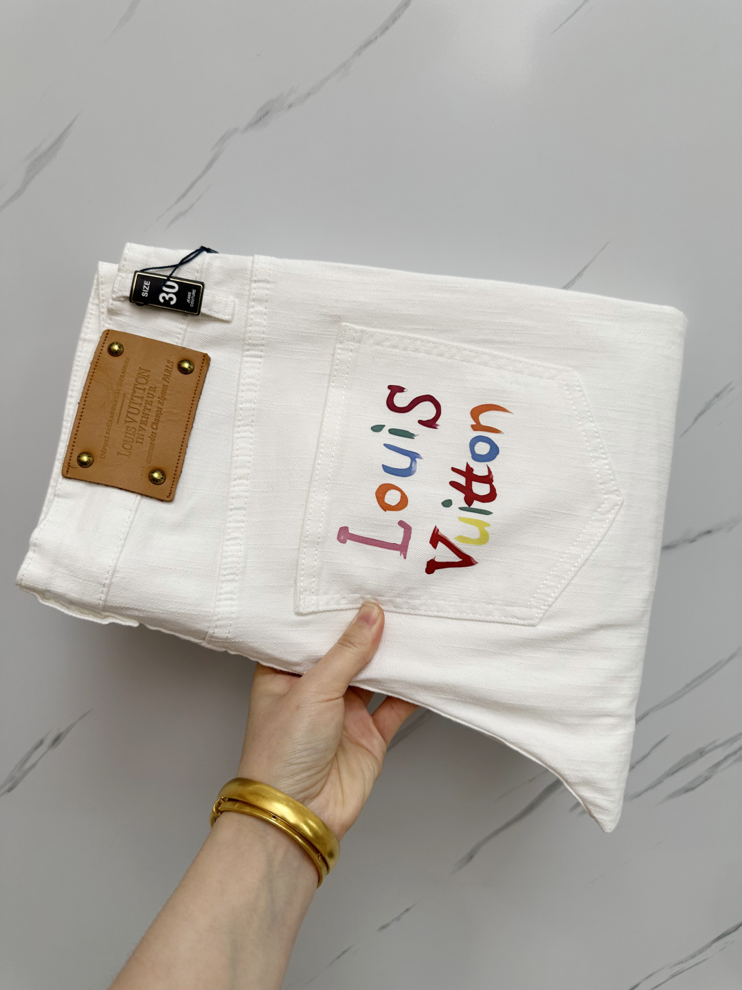 NO:452067,The official website counter is available at the same time, original singles are ruthless, super stylish straight jeans, customized original washing denim fabric, unique design, top-grade printing craft letter pattern logo, original hardware and auxiliary decoration, extremely superior jeans, the materials and craftsmanship are extremely luxurious and exquisite, extremely high-end, handsome and stylish, recommended. Number of 29-38, jeans, alexander wang19860909官网专柜同步有售,原单狠货,超级有范儿的一款直筒牛仔裤,定制原版水洗牛仔面料,独特设计,顶级印花工艺字母图案logo,原版五金辅料装饰,极为翘楚的一款牛仔裤,用料与工艺都极致奢华精湛,档次极高,上身帅气有型,推荐 码数29—38,,jeans,alexander wang,Men's clothing