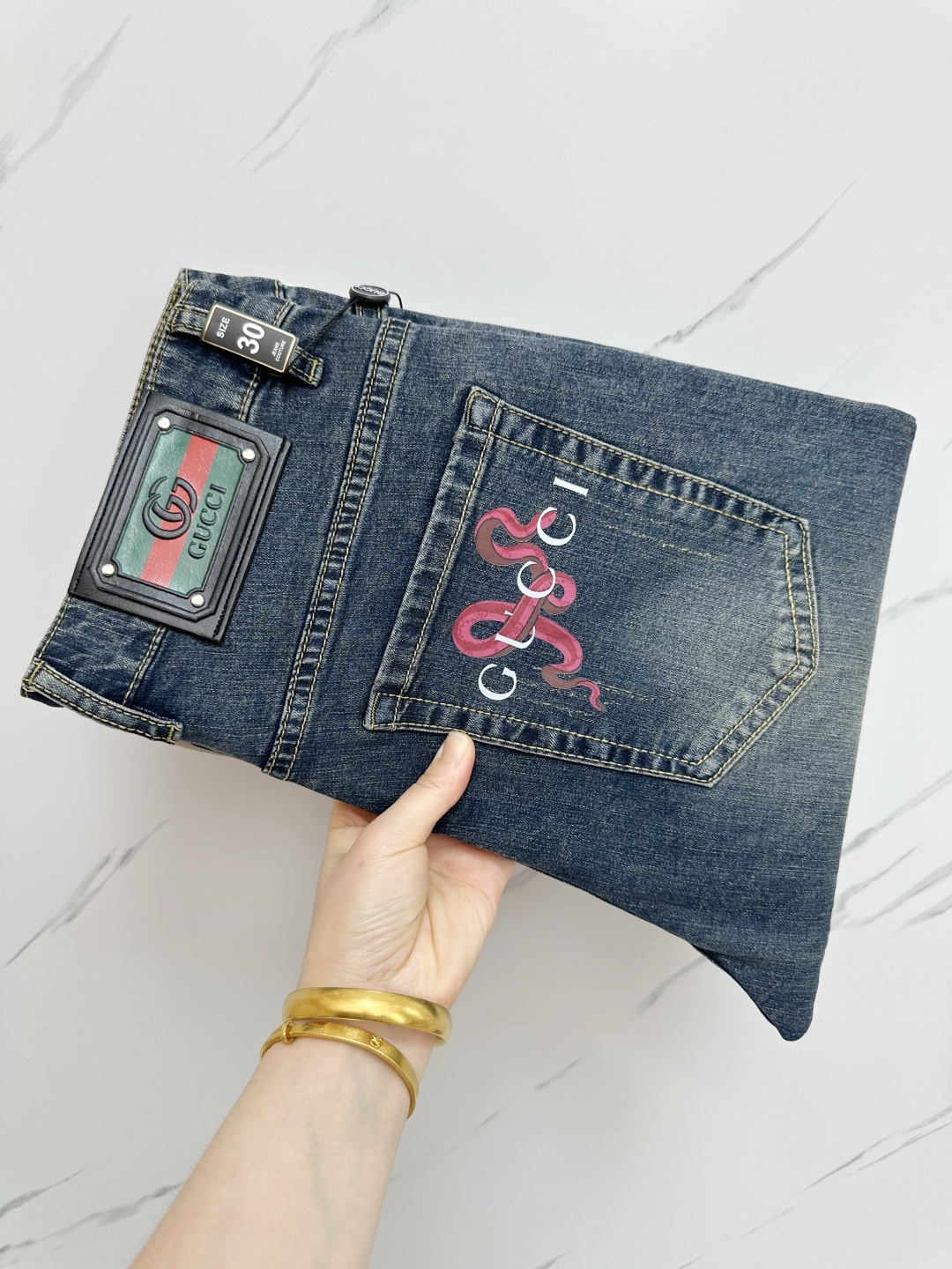 NO:162649,The official website counter is available at the same time, original singles are ruthless, super stylish straight jeans, customized original washing denim fabric, unique design, top-grade printing craft letter pattern logo, original hardware and auxiliary decoration, extremely superior jeans, the materials and craftsmanship are extremely luxurious and exquisite, extremely high-end, handsome and stylish, recommended. Number of 29-38, jeans, alexander wang19860909官网专柜同步有售,原单狠货,超级有范儿的一款直筒牛仔裤,定制原版水洗牛仔面料,独特设计,顶级印花工艺字母图案logo,原版五金辅料装饰,极为翘楚的一款牛仔裤,用料与工艺都极致奢华精湛,档次极高,上身帅气有型,推荐 码数29—38,,jeans,alexander wang,Men's clothing