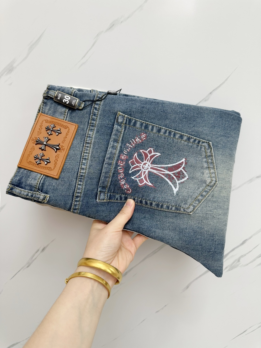 NO:452517,The official website counter is available at the same time, original singles are ruthless, super stylish straight jeans, customized original washing denim fabric, unique design, top-grade printing craft letter pattern logo, original hardware and auxiliary decoration, extremely superior jeans, the materials and craftsmanship are extremely luxurious and exquisite, extremely high-end, handsome and stylish, recommended. Number of 29-38, jeans, alexander wang19860909官网专柜同步有售,原单狠货,超级有范儿的一款直筒牛仔裤,定制原版水洗牛仔面料,独特设计,顶级印花工艺字母图案logo,原版五金辅料装饰,极为翘楚的一款牛仔裤,用料与工艺都极致奢华精湛,档次极高,上身帅气有型,推荐 码数29—38,,jeans,alexander wang,Men's clothing