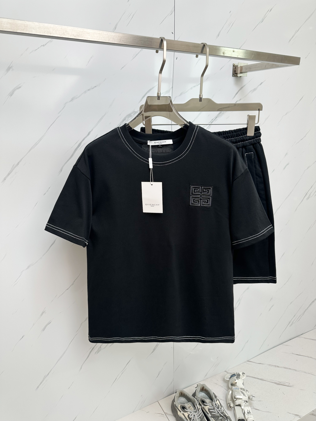 NO:162646,A set of GIVE Fendi's latest 25SS hot-selling set is coming. The fabric is customized with original version. The fabric is soft and light, moisture-absorbing and sweating. The upper body is super comfortable. M-3XL,,fendi,givenchy,dior,alexander wang19860909一套 GIVE芬迪家最新25SS爆款套装来袭 面料采用原版定制 面料柔软轻盈 吸湿排汗 上身超级舒服 M—3XL,,fendi,givenchy,dior,alexander wang,Men's clothing