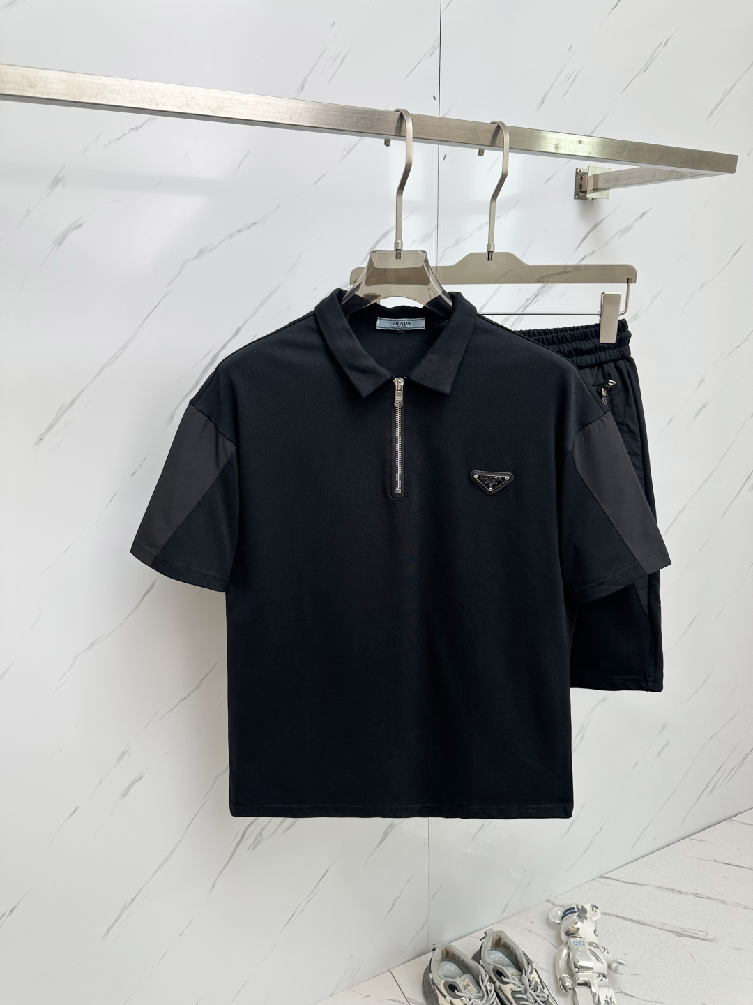 NO:162643,A set of PRADA Fendi's latest 25SS hot-selling set is coming. The fabric is customized with original version. The fabric is soft and light, moisture-absorbing and sweating. The upper body is super comfortable. M-3XL,,fendi,prada,dior,alexander wang19860909一套 PRADA 芬迪家最新25SS爆款套装来袭 面料采用原版定制 面料柔软轻盈 吸湿排汗 上身超级舒服 M—3XL,,fendi,prada,dior,alexander wang,Men's clothing