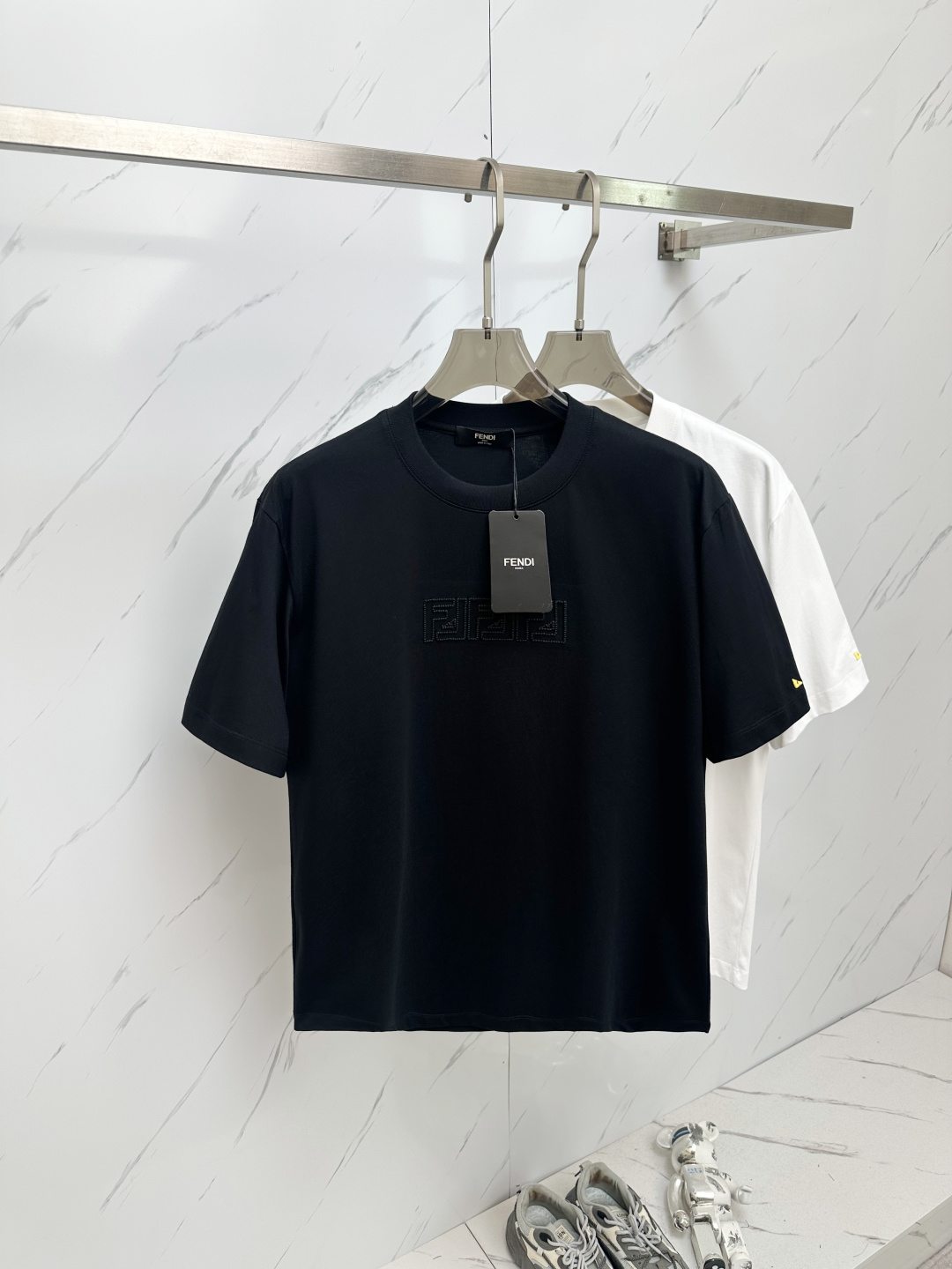 NO:452031,FD 2025ss summer latest product, available at the counter at the same time, original single ruthless goods, fashionable and casual round neck short-sleeved T-shirt, comfortable upper body!  Eye-catching and highlighted, using imported original fabric, top-grade craft letter pattern logo, simple but not lacking in fashion, fashionable and handsome, 2 colors recommended, code number S-XXL,, T-shirt,tees, t-shirt,alexander wang19860909FD 2025ss夏季最新品,专柜同步有售,原单狠货,时尚休闲圆领短袖T恤,上身舒适！吸睛而有亮点,采用进口原版面料,顶级工艺字母图案logo,简单而不失时尚,上身时尚帅气,2色推荐,码数S—XXL,,T-shirt,tees，t-shirt,alexander wang,Men's clothing