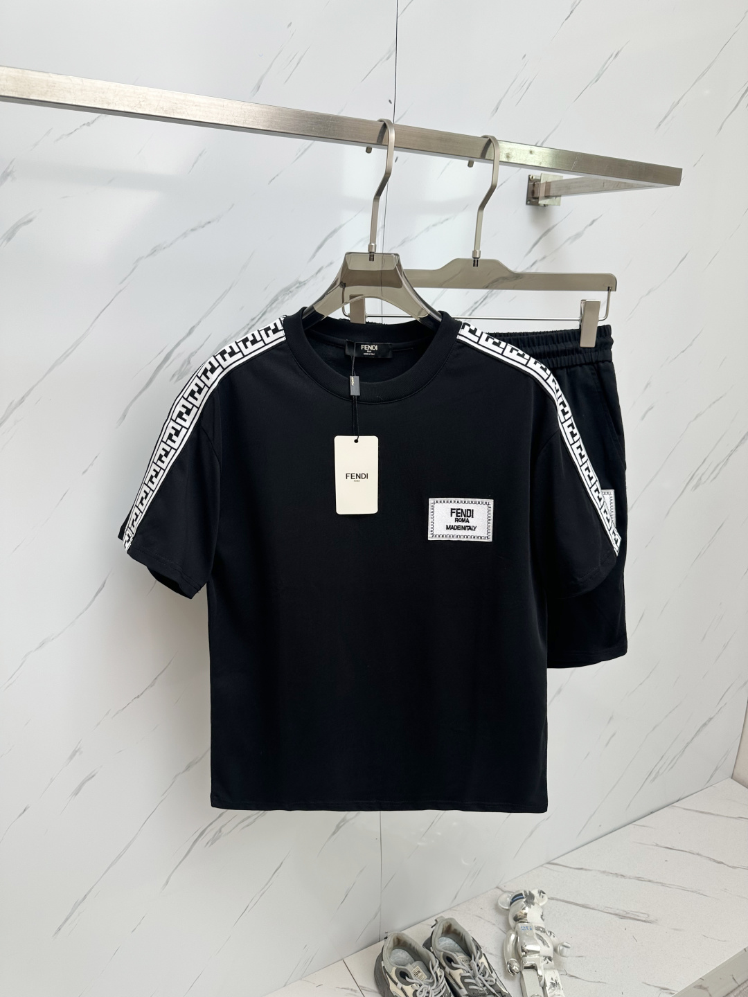 NO:162641,A set of FD Fendi's latest 25SS hot-selling set is coming. The fabric is customized with original version. The fabric is soft and light, moisture-absorbing and sweating. The upper body is super comfortable. M-3XL,,fendi,dior,alexander wang19860909一套 FD 芬迪家最新25SS爆款套装来袭 面料采用原版定制 面料柔软轻盈 吸湿排汗 上身超级舒服 M—3XL,,fendi,dior,alexander wang,Men's clothing