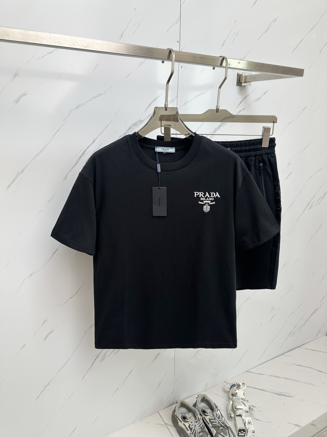 NO:162636,A set of PRADA Fendi's latest 25SS hot-selling set is coming. The fabric is customized with original version. The fabric is soft and light, moisture-absorbing and sweating. The upper body is super comfortable. M-3XL,,fendi,prada,dior,alexander wang19860909一套 PRADA 芬迪家最新25SS爆款套装来袭 面料采用原版定制 面料柔软轻盈 吸湿排汗 上身超级舒服 M—3XL,,fendi,prada,dior,alexander wang,Men's clothing