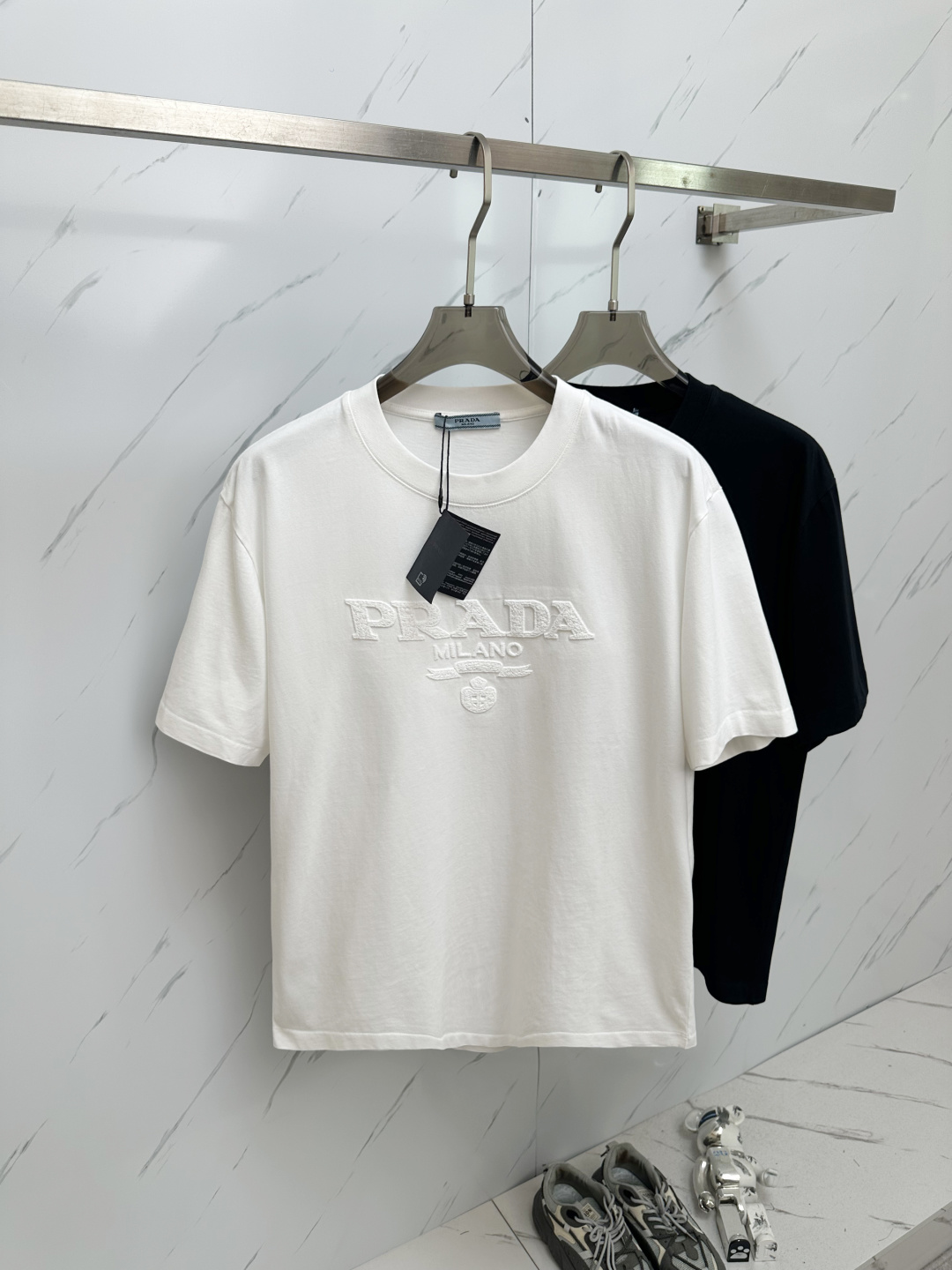 NO:162631,PRADA 2025ss summer latest product, available at the same time as the counter, original single ruthless product, fashionable and casual round neck short-sleeved T-shirt, comfortable upper body!  Eye-catching and highlighted, using imported original fabric, top-grade craft letter pattern logo, simple but not lacking in fashion, fashionable and handsome, 2 colors recommended, code number S-XXL,,prada, T-shirt,tees, t-shirt,alexander wang19860909PRADA 2025ss夏季最新品,专柜同步有售,原单狠货,时尚休闲圆领短袖T恤,上身舒适！吸睛而有亮点,采用进口原版面料,顶级工艺字母图案logo,简单而不失时尚,上身时尚帅气,2色推荐,码数S—XXL,,prada,T-shirt,tees，t-shirt,alexander wang,Men's clothing