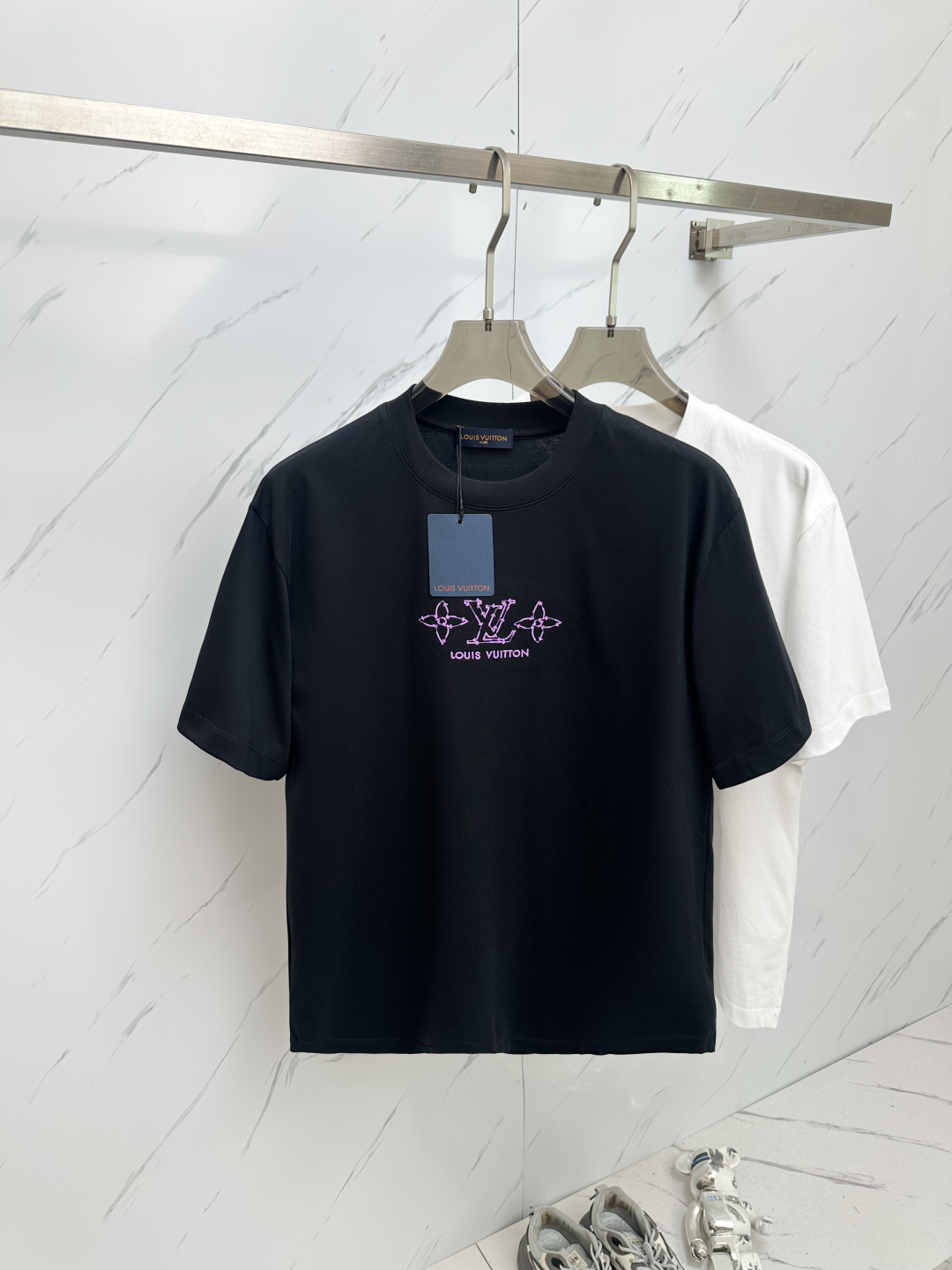 NO:452038,The latest products of LV 2025ss summer, available at the same time as the counter, original singles, fashionable and casual round neck short-sleeved T-shirt, comfortable on the upper body!  Eye-catching and highlighted, using imported original fabric, top-grade craft letter pattern logo, simple but not lacking in fashion, fashionable and handsome, 2 colors recommended, code number S-XXL,,louis vuitton, T-shirt,tees, t-shirt,alexander wang19860909LV 2025ss夏季最新品,专柜同步有售,原单狠货,时尚休闲圆领短袖T恤,上身舒适！吸睛而有亮点,采用进口原版面料,顶级工艺字母图案logo,简单而不失时尚,上身时尚帅气,2色推荐,码数S—XXL,,louis vuitton,T-shirt,tees，t-shirt,alexander wang,Men's clothing