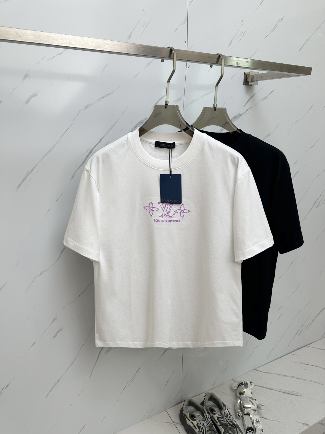 NO:162632,The latest products of LV 2025ss summer, available at the same time as the counter, original singles, fashionable and casual round neck short-sleeved T-shirt, comfortable on the upper body!  Eye-catching and highlighted, using imported original fabric, top-grade craft letter pattern logo, simple but not lacking in fashion, fashionable and handsome, 2 colors recommended, code number S-XXL,,louis vuitton, T-shirt,tees, t-shirt,alexander wang19860909LV 2025ss夏季最新品,专柜同步有售,原单狠货,时尚休闲圆领短袖T恤,上身舒适！吸睛而有亮点,采用进口原版面料,顶级工艺字母图案logo,简单而不失时尚,上身时尚帅气,2色推荐,码数S—XXL,,louis vuitton,T-shirt,tees，t-shirt,alexander wang,Men's clothing