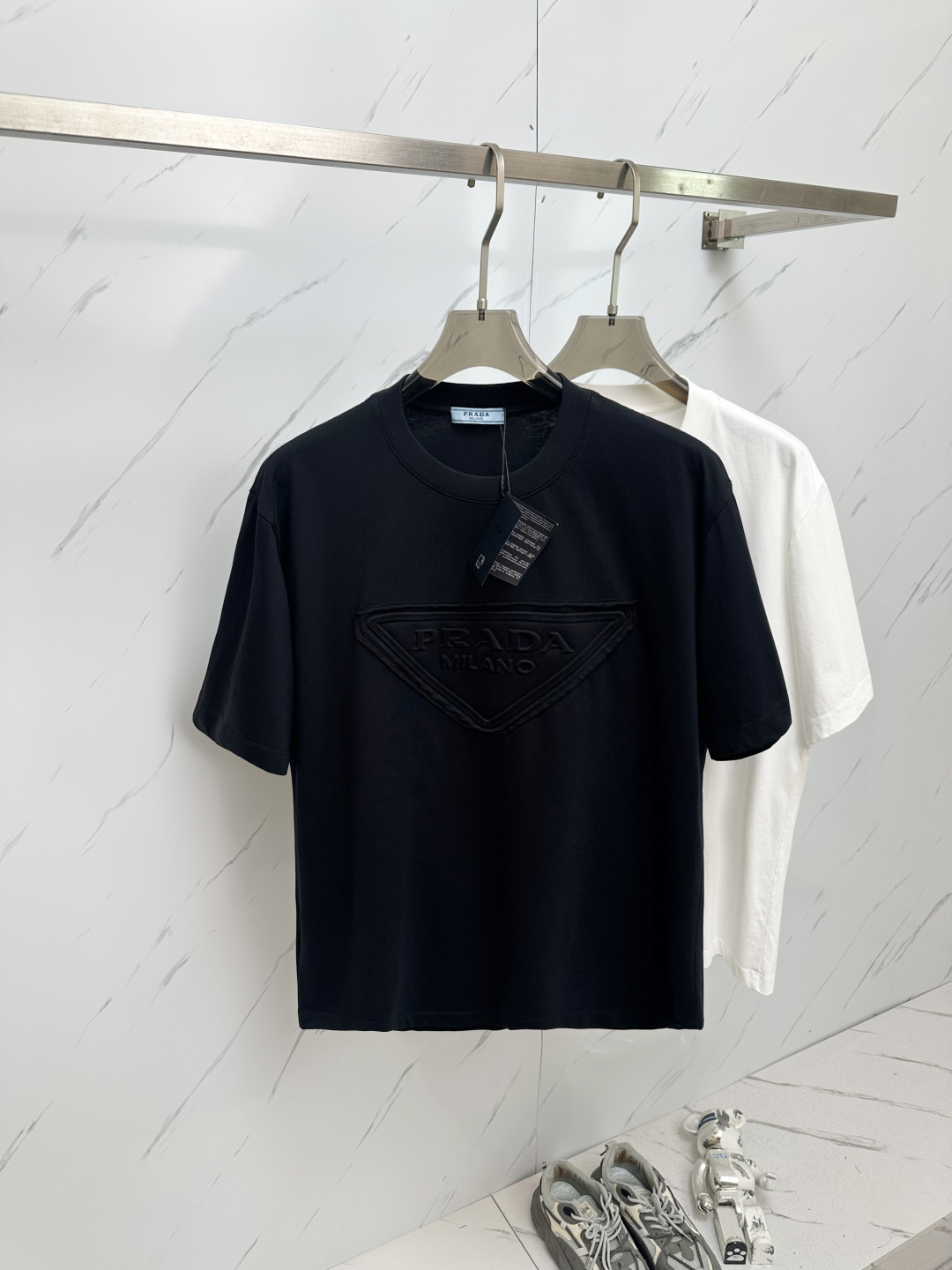 NO:452035,PRADA 2025ss summer latest product, available at the same time as the counter, original single ruthless product, fashionable and casual round neck short-sleeved T-shirt, comfortable upper body!  Eye-catching and highlighted, using imported original fabrics, top-grade craft letter pattern logo, simple but not losing fashion, fashionable and handsome upper body, 2 colors recommended, code number S—XXL,,prada,T-shirt,tees,t-shirt,alexander wang19860909PRADA 2025ss夏季最新品,专柜同步有售,原单狠货,时尚休闲圆领短袖T恤,上身舒适！吸睛而有亮点,采用进口原版面料,顶级工艺字母图案logo,简单而不失时尚,上身时尚帅气,2色推荐,码数S—XXL,,prada,T-shirt,tees，t-shirt,alexander wang,Men's clothing