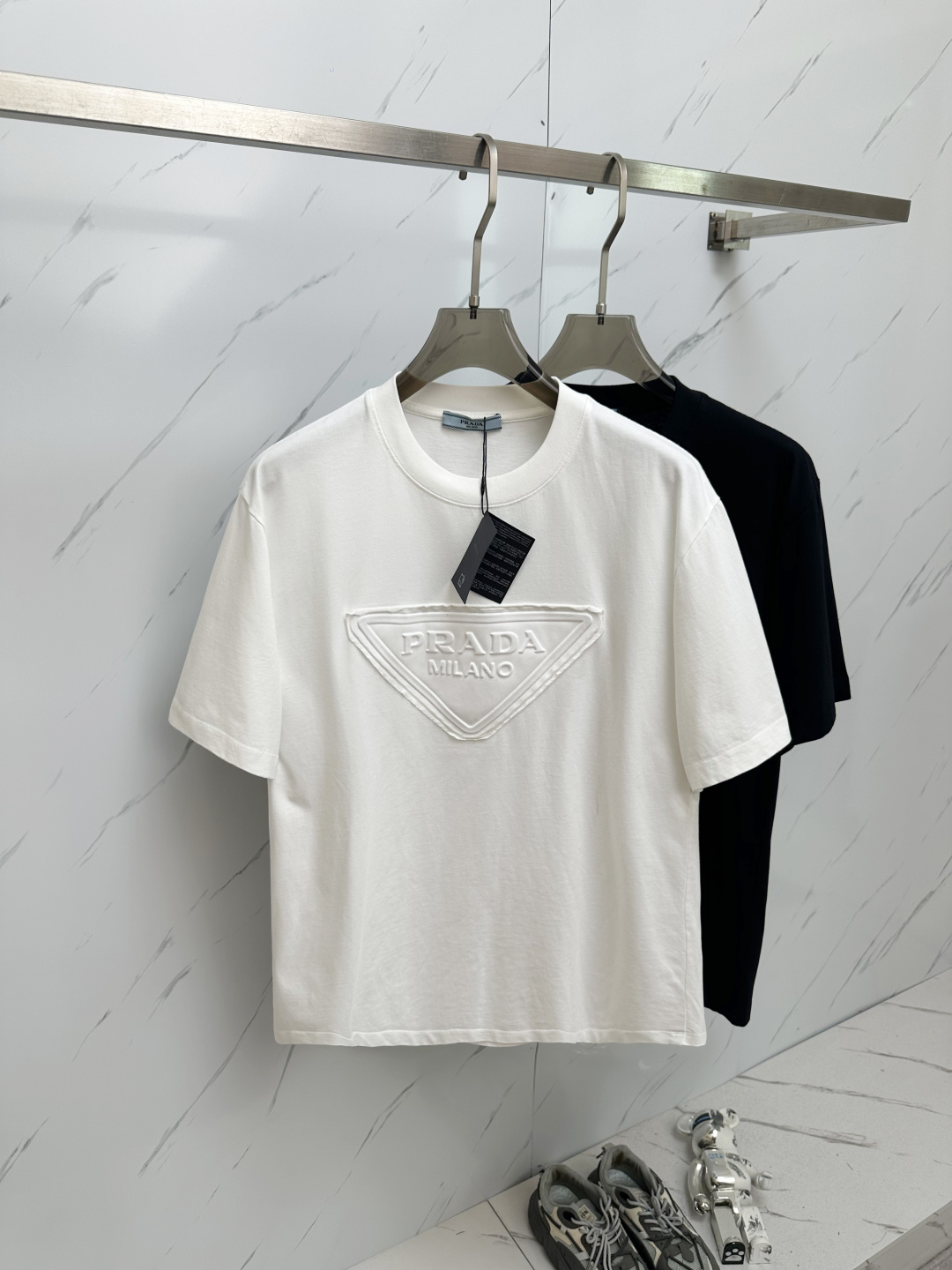 NO:162633,PRADA 2025ss summer latest product, available at the same time as the counter, original single ruthless product, fashionable and casual round neck short-sleeved T-shirt, comfortable upper body!  Eye-catching and highlighted, using imported original fabric, top-grade craft letter pattern logo, simple but not lacking in fashion, fashionable and handsome, 2 colors recommended, code number S-XXL,,prada, T-shirt,tees, t-shirt,alexander wang19860909PRADA 2025ss夏季最新品,专柜同步有售,原单狠货,时尚休闲圆领短袖T恤,上身舒适！吸睛而有亮点,采用进口原版面料,顶级工艺字母图案logo,简单而不失时尚,上身时尚帅气,2色推荐,码数S—XXL,,prada,T-shirt,tees，t-shirt,alexander wang,Men's clothing