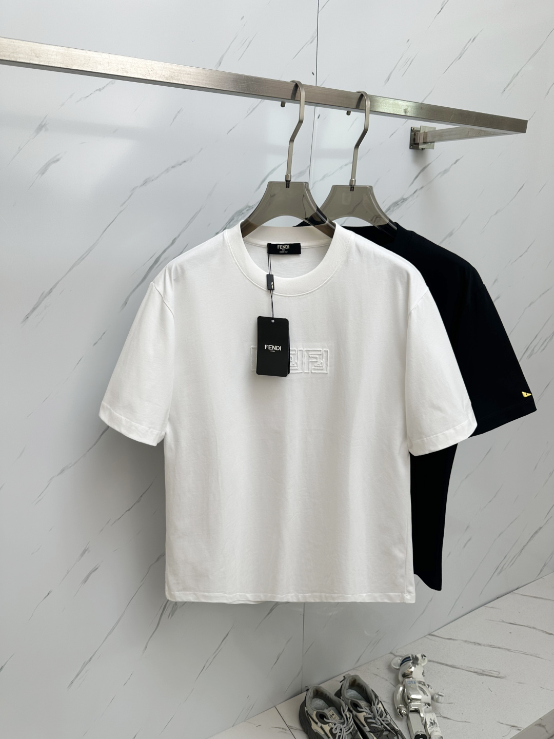 NO:162634,FD 2025ss summer latest product, available at the counter at the same time, original single ruthless goods, fashionable and casual round neck short-sleeved T-shirt, comfortable upper body!  Eye-catching and highlighted, using imported original fabric, top-grade craft letter pattern logo, simple but not lacking in fashion, fashionable and handsome, 2 colors recommended, code number S-XXL,, T-shirt,tees, t-shirt,alexander wang19860909FD 2025ss夏季最新品,专柜同步有售,原单狠货,时尚休闲圆领短袖T恤,上身舒适！吸睛而有亮点,采用进口原版面料,顶级工艺字母图案logo,简单而不失时尚,上身时尚帅气,2色推荐,码数S—XXL,,T-shirt,tees，t-shirt,alexander wang,Men's clothing