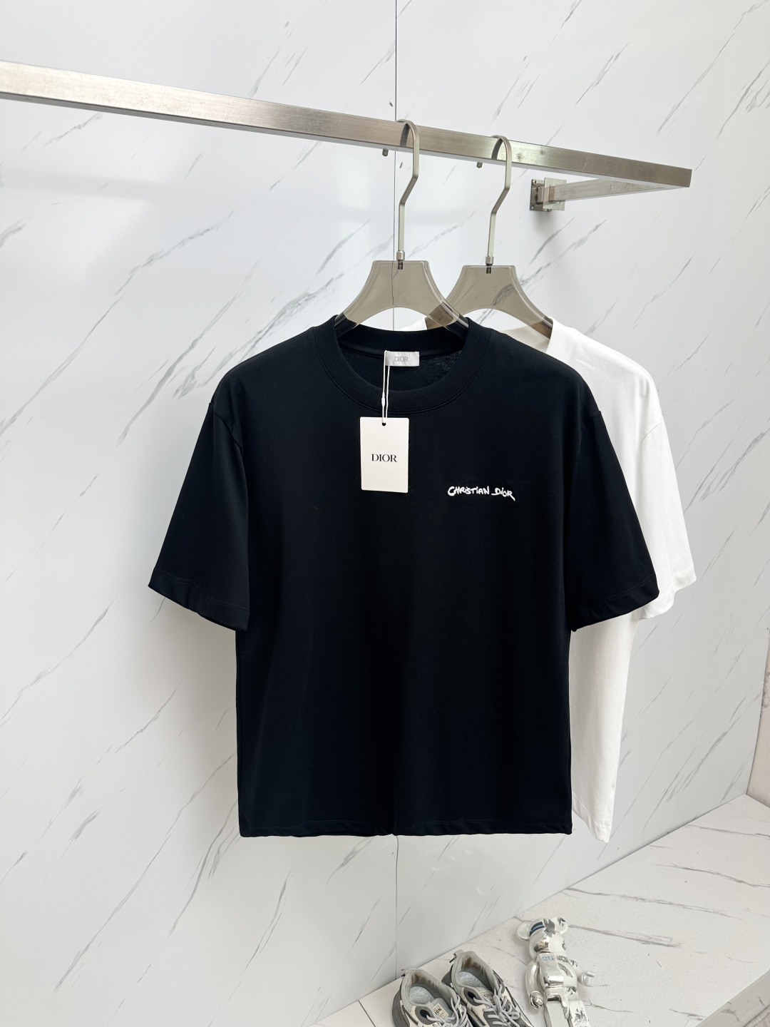 NO:452027,DIOR 2025ss summer latest product, available at the counter at the same time, original single ruthless goods, fashionable and casual round neck short-sleeved T-shirt, comfortable upper body!  Eye-catching and highlighted, using imported original fabric, top-grade craft letter pattern logo, simple but not losing fashion, fashionable and handsome, 2 colors recommended, code number S—XXL,,dior,T-shirt,tees,t-shirt,alexander wang19860909DIOR 2025ss夏季最新品,专柜同步有售,原单狠货,时尚休闲圆领短袖T恤,上身舒适！吸睛而有亮点,采用进口原版面料,顶级工艺字母图案logo,简单而不失时尚,上身时尚帅气,2色推荐,码数S—XXL,,dior,T-shirt,tees，t-shirt,alexander wang,Men's clothing