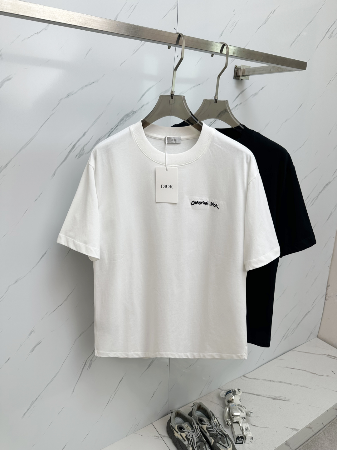 NO:162635,DIOR 2025ss summer latest product, available at the counter at the same time, original single ruthless goods, fashionable and casual round neck short-sleeved T-shirt, comfortable upper body!  Eye-catching and highlighted, using imported original fabric, top-grade craft letter pattern logo, simple but not losing fashion, fashionable and handsome, 2 colors recommended, code number S—XXL,,dior,T-shirt,tees,t-shirt,alexander wang19860909DIOR 2025ss夏季最新品,专柜同步有售,原单狠货,时尚休闲圆领短袖T恤,上身舒适！吸睛而有亮点,采用进口原版面料,顶级工艺字母图案logo,简单而不失时尚,上身时尚帅气,2色推荐,码数S—XXL,,dior,T-shirt,tees，t-shirt,alexander wang,Men's clothing